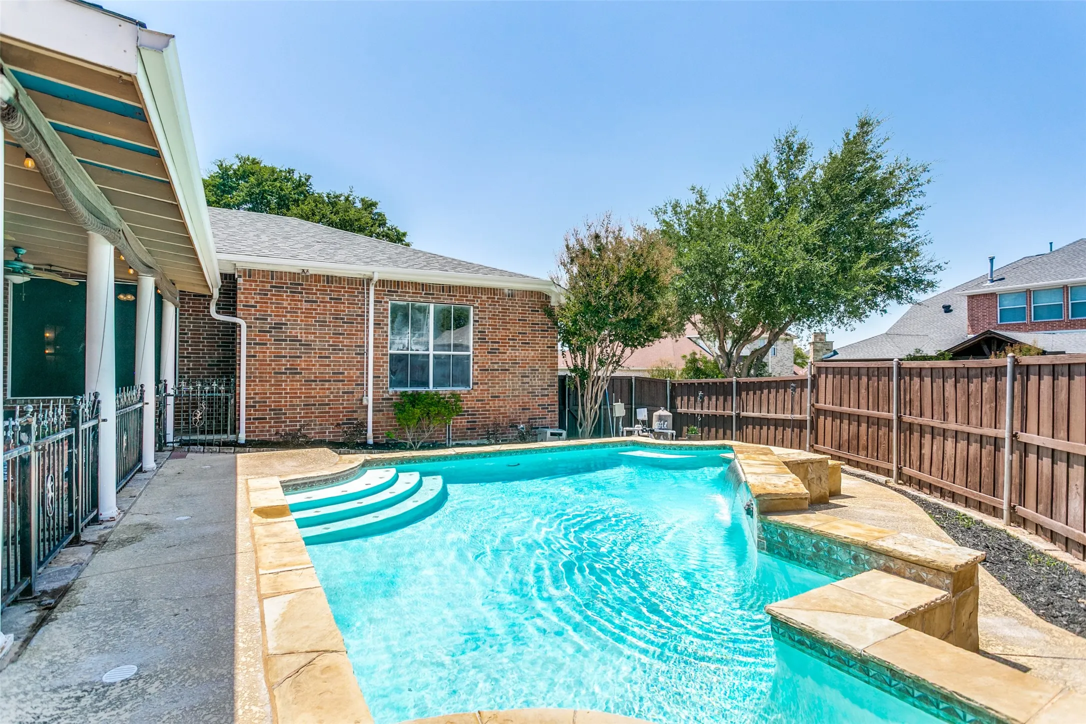 Single Family Residence For Sale in Denton County , 1702 Bluffview Lane, Carrollton, Texas 75007, 4 Bedroom, 4 Bathroom, 3 Garage spaces, 3,407 Sqft, built in 2001, mls#21360088, Real Estate Agent in Carrollton, Homes For Sale in Denton county, Homes For Sale in Carrollton, Realtor in Carrollton Texas, Real Estate Brokerage Independent Realty Texas, Luminita Cordes Realtor