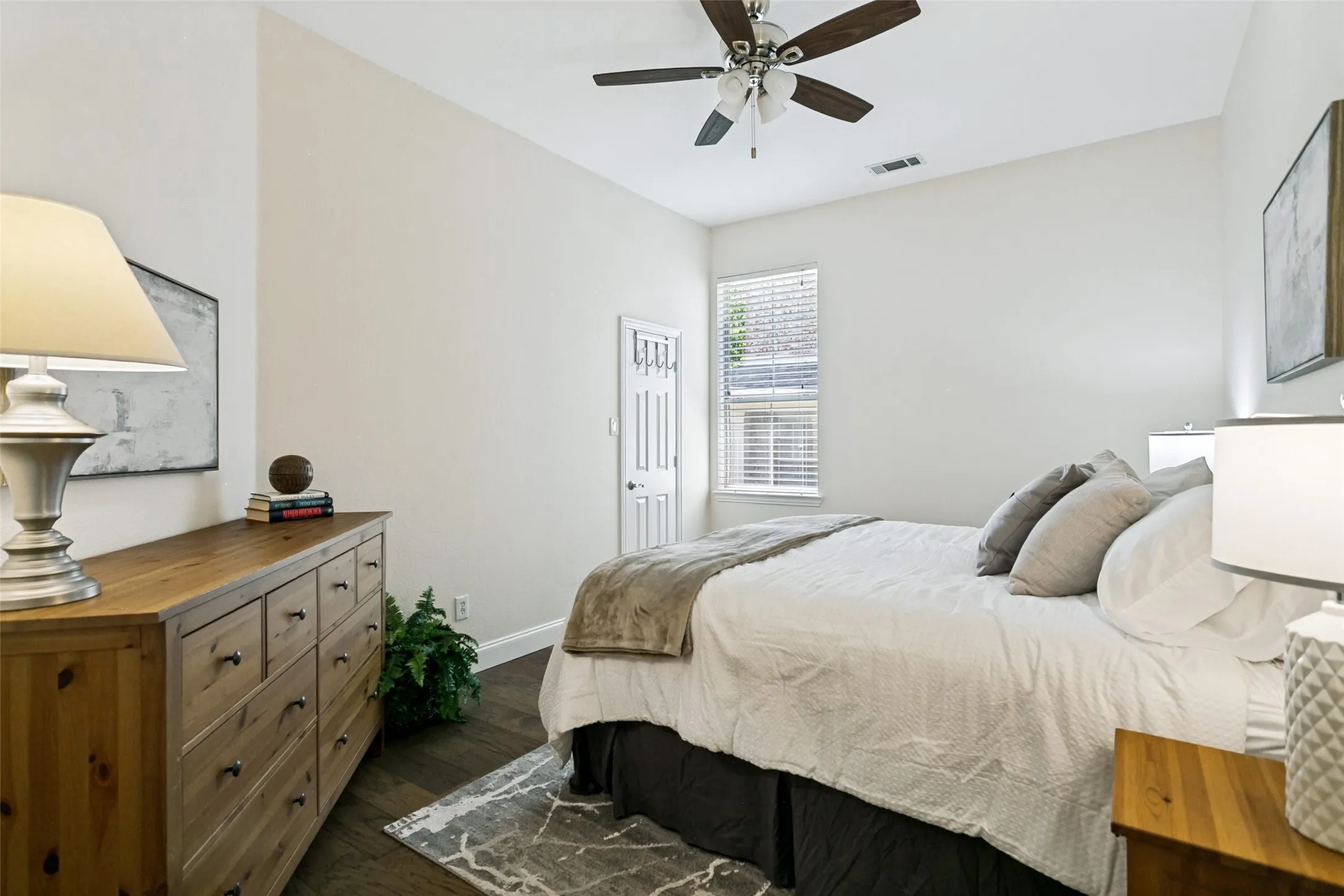 Single Family Residence For Sale in Denton County , 1702 Bluffview Lane, Carrollton, Texas 75007, 4 Bedroom, 4 Bathroom, 3 Garage spaces, 3,407 Sqft, built in 2001, mls#21360088, Real Estate Agent in Carrollton, Homes For Sale in Denton county, Homes For Sale in Carrollton, Realtor in Carrollton Texas, Real Estate Brokerage Independent Realty Texas, Luminita Cordes Realtor