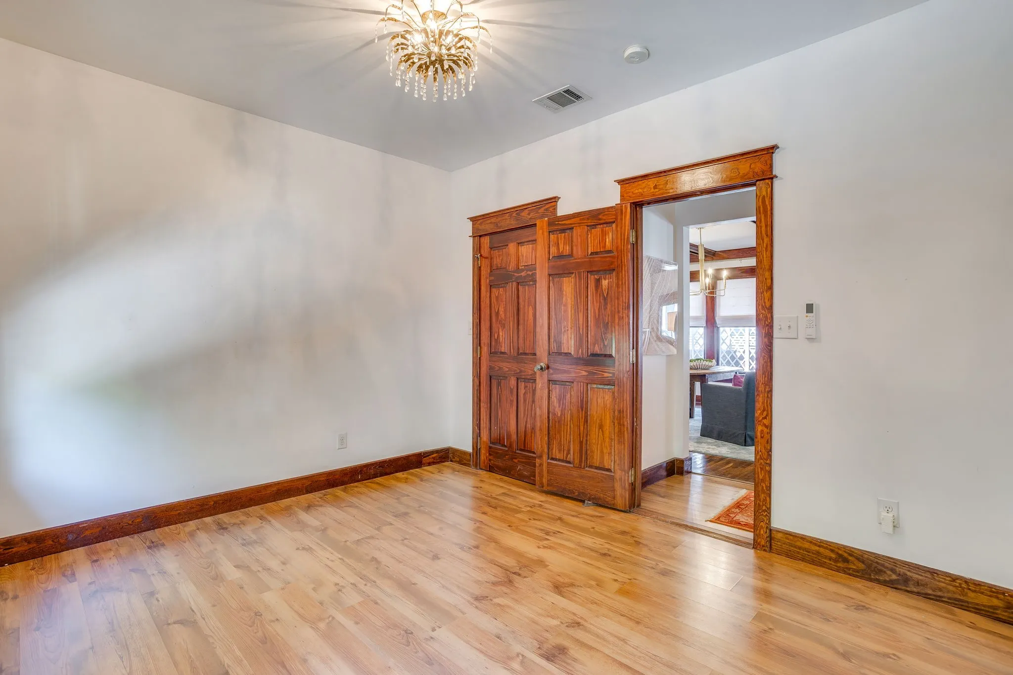 Single Family Residence For Sale in Tarrant County , 1416 S Henderson Street, Fort Worth, Texas 76104, 3 Bedroom, 2 Bathroom, Garage spaces, 1,598 Sqft, built in 1921, mls#21356079, Real Estate Agent in Fort Worth, Homes For Sale in Tarrant county, Homes For Sale in Fort Worth, Realtor in Fort Worth Texas, Real Estate Brokerage Independent Realty Texas, Luminita Cordes Realtor
