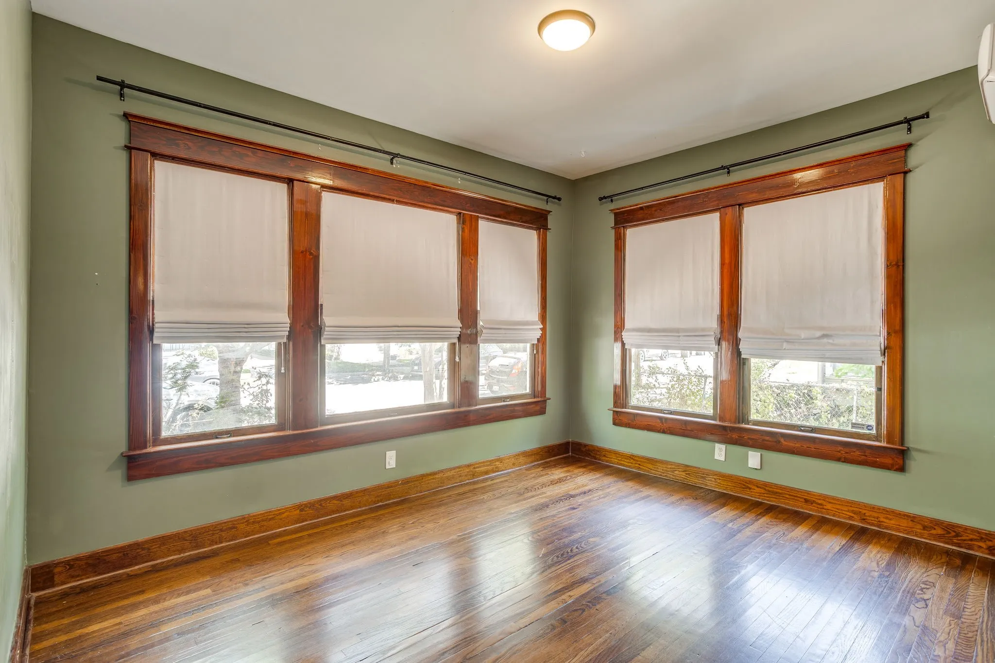 Single Family Residence For Sale in Tarrant County , 1416 S Henderson Street, Fort Worth, Texas 76104, 3 Bedroom, 2 Bathroom, Garage spaces, 1,598 Sqft, built in 1921, mls#21356079, Real Estate Agent in Fort Worth, Homes For Sale in Tarrant county, Homes For Sale in Fort Worth, Realtor in Fort Worth Texas, Real Estate Brokerage Independent Realty Texas, Luminita Cordes Realtor