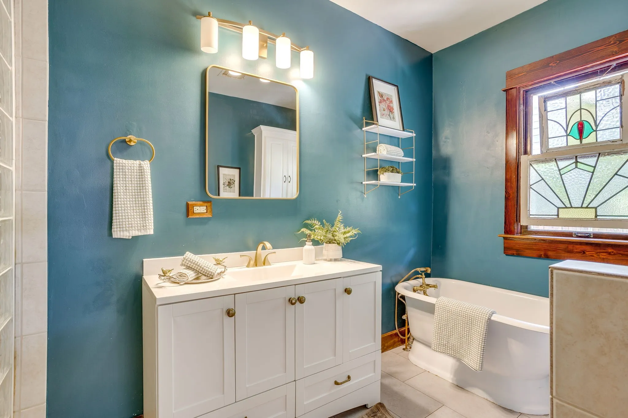 Single Family Residence For Sale in Tarrant County , 1416 S Henderson Street, Fort Worth, Texas 76104, 3 Bedroom, 2 Bathroom, Garage spaces, 1,598 Sqft, built in 1921, mls#21356079, Real Estate Agent in Fort Worth, Homes For Sale in Tarrant county, Homes For Sale in Fort Worth, Realtor in Fort Worth Texas, Real Estate Brokerage Independent Realty Texas, Luminita Cordes Realtor