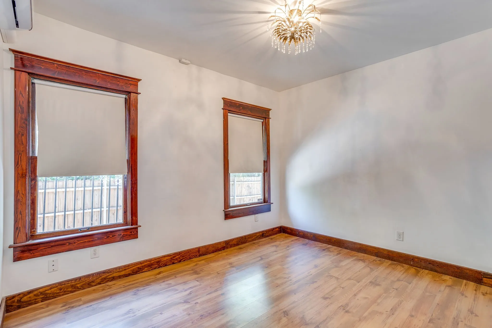 Single Family Residence For Sale in Tarrant County , 1416 S Henderson Street, Fort Worth, Texas 76104, 3 Bedroom, 2 Bathroom, Garage spaces, 1,598 Sqft, built in 1921, mls#21356079, Real Estate Agent in Fort Worth, Homes For Sale in Tarrant county, Homes For Sale in Fort Worth, Realtor in Fort Worth Texas, Real Estate Brokerage Independent Realty Texas, Luminita Cordes Realtor