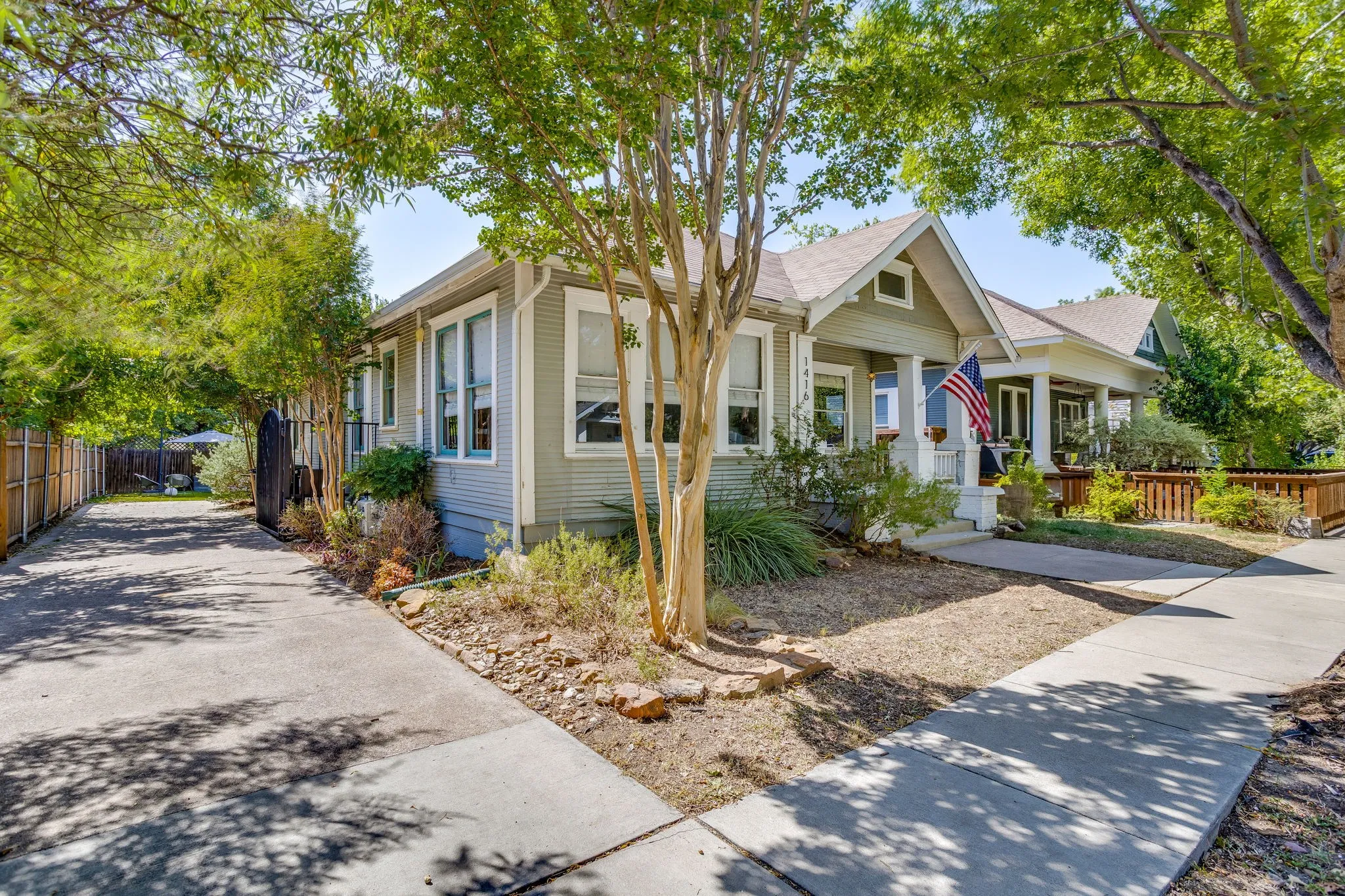 Single Family Residence For Sale in Tarrant County , 1416 S Henderson Street, Fort Worth, Texas 76104, 3 Bedroom, 2 Bathroom, Garage spaces, 1,598 Sqft, built in 1921, mls#21356079, Real Estate Agent in Fort Worth, Homes For Sale in Tarrant county, Homes For Sale in Fort Worth, Realtor in Fort Worth Texas, Real Estate Brokerage Independent Realty Texas, Luminita Cordes Realtor