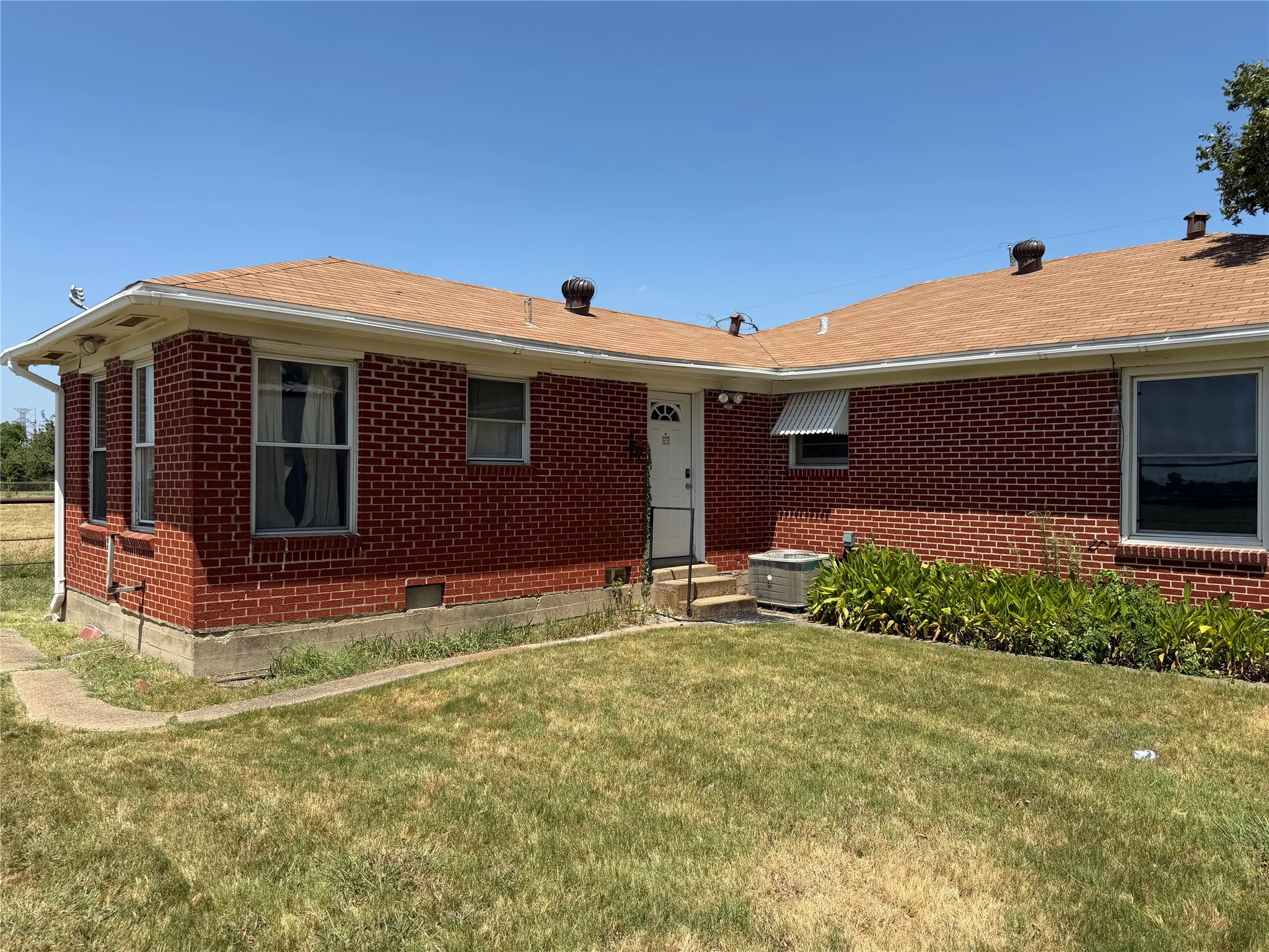 Single Family Residence For Rent in Dallas County , 420 Barnes Bridge Road, Sunnyvale, Texas 75182, 3 Bedroom, 2 Bathroom, Garage spaces, 1,629 Sqft, built in 1950, Price $1,995, mls#21359766, Real Estate Agent in Sunnyvale, Homes For Rent in Dallas county, Homes For Rent in Sunnyvale, Realtor in Sunnyvale Texas, Real Estate Brokerage Independent Realty Texas, Luminita Cordes Realtor