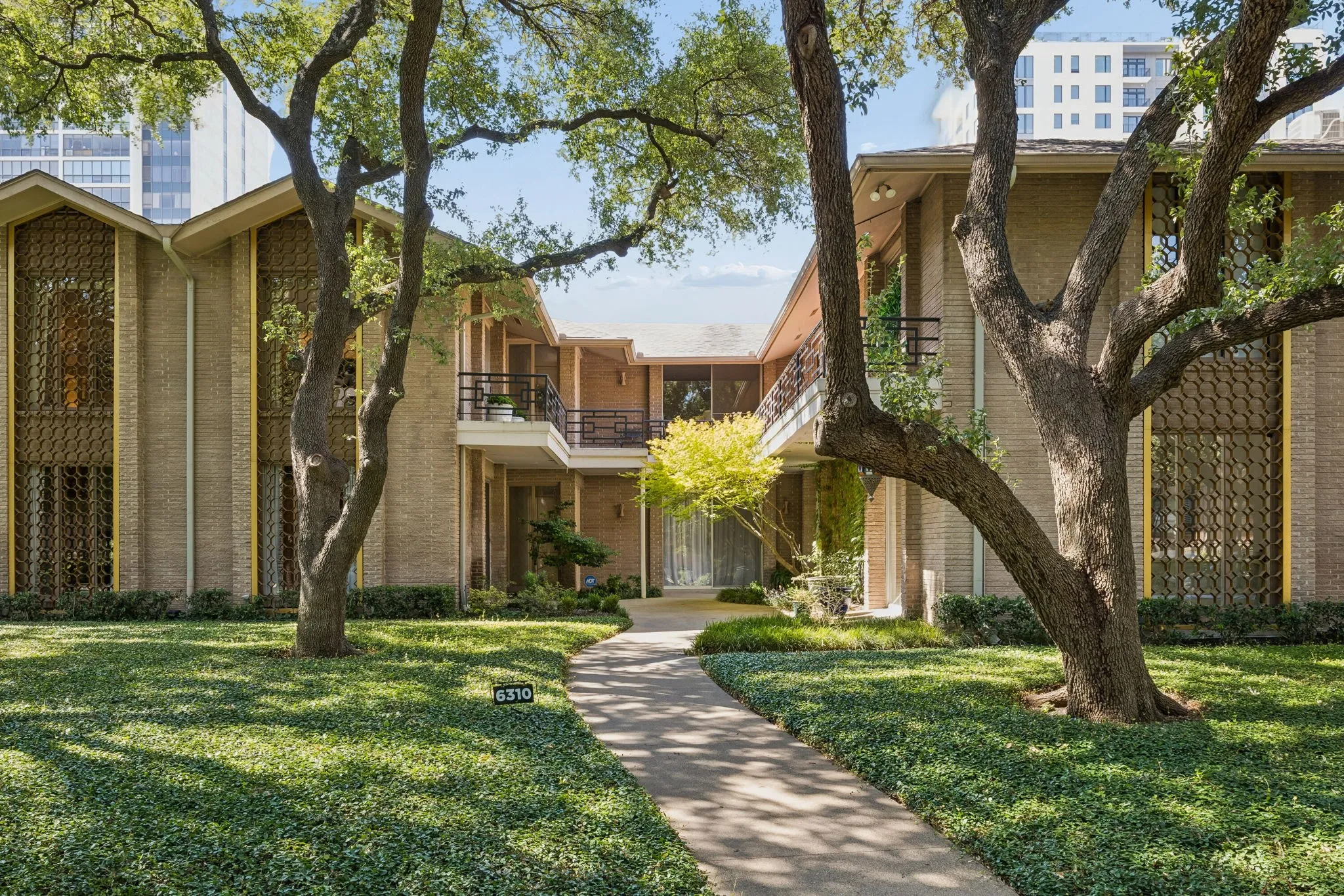 Condominium For Sale in Dallas County , 6310 Bandera Avenue C, Dallas, Texas 75225, 2 Bedroom, 2 Bathroom, Garage spaces, 1,981 Sqft, built in 1960, mls#21359471, Real Estate Agent in Dallas, Homes For Sale in Dallas county, Homes For Sale in Dallas, Realtor in Dallas Texas, Real Estate Brokerage Independent Realty Texas, Luminita Cordes Realtor