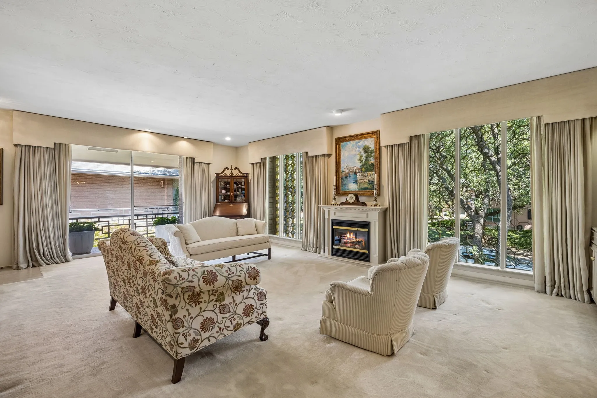 6310 Bandera Ave #C - Tom Hughes Team - Living Room