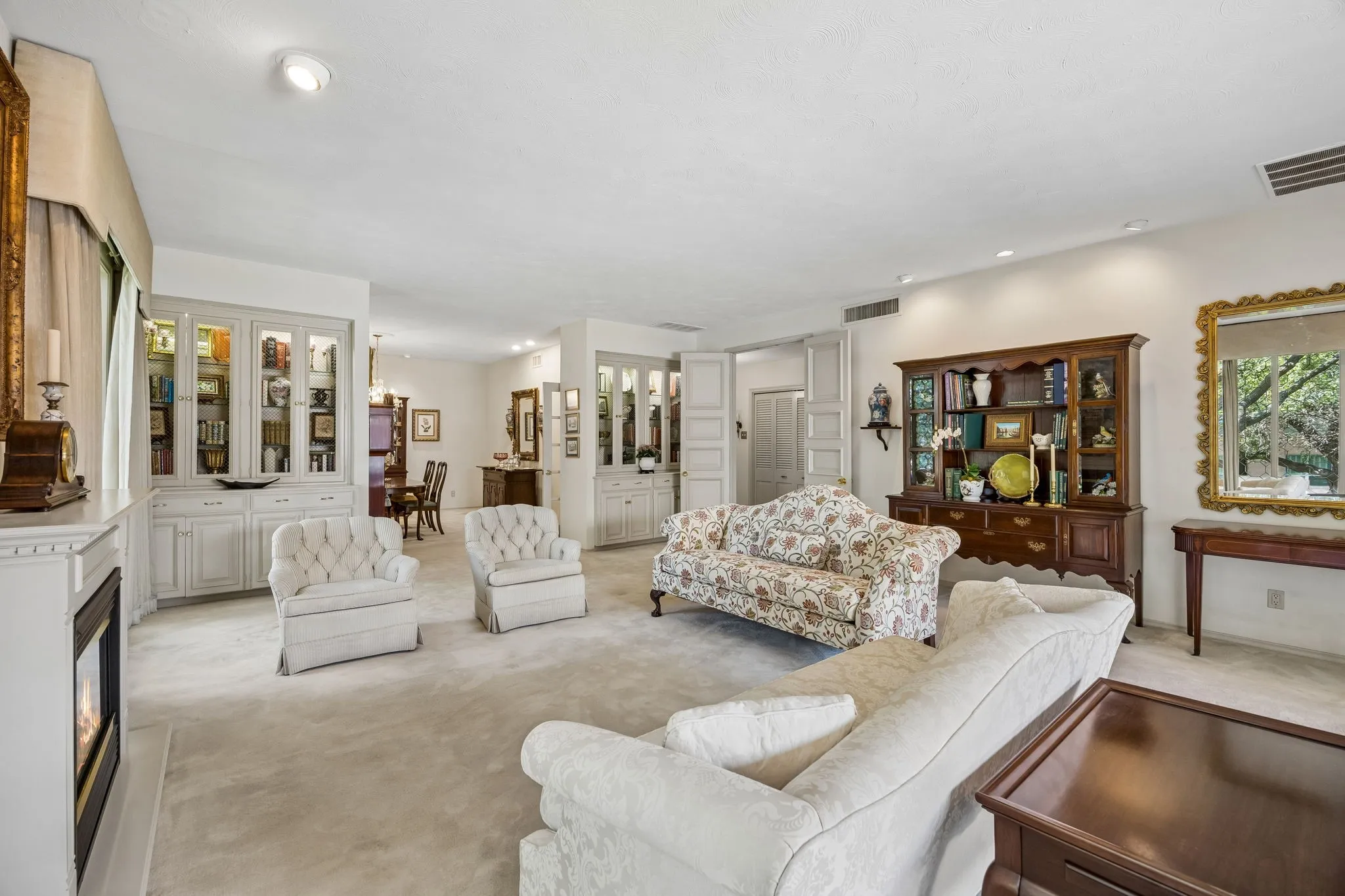 6310 Bandera Ave #C - Tom Hughes Team - Living Room