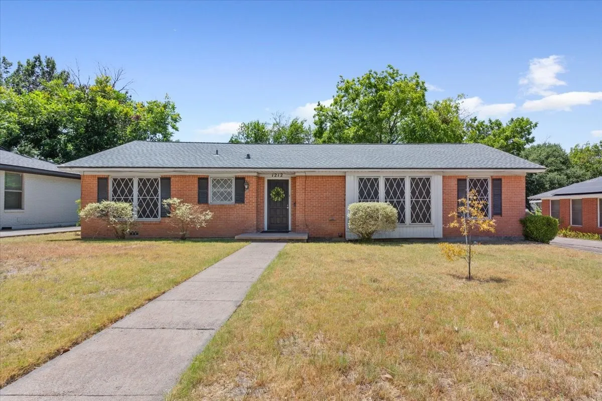 Single Family Residence For Sale in Mc Lennan County , 1212 Guthrie Drive, Waco, Texas 76710, 3 Bedroom, 2 Bathroom, 2 Garage spaces, 2,032 Sqft, built in 1954, mls#21360103, Real Estate Agent in Waco, Homes For Sale in Mc Lennan county, Homes For Sale in Waco, Realtor in Waco Texas, Real Estate Brokerage Independent Realty Texas, Luminita Cordes Realtor