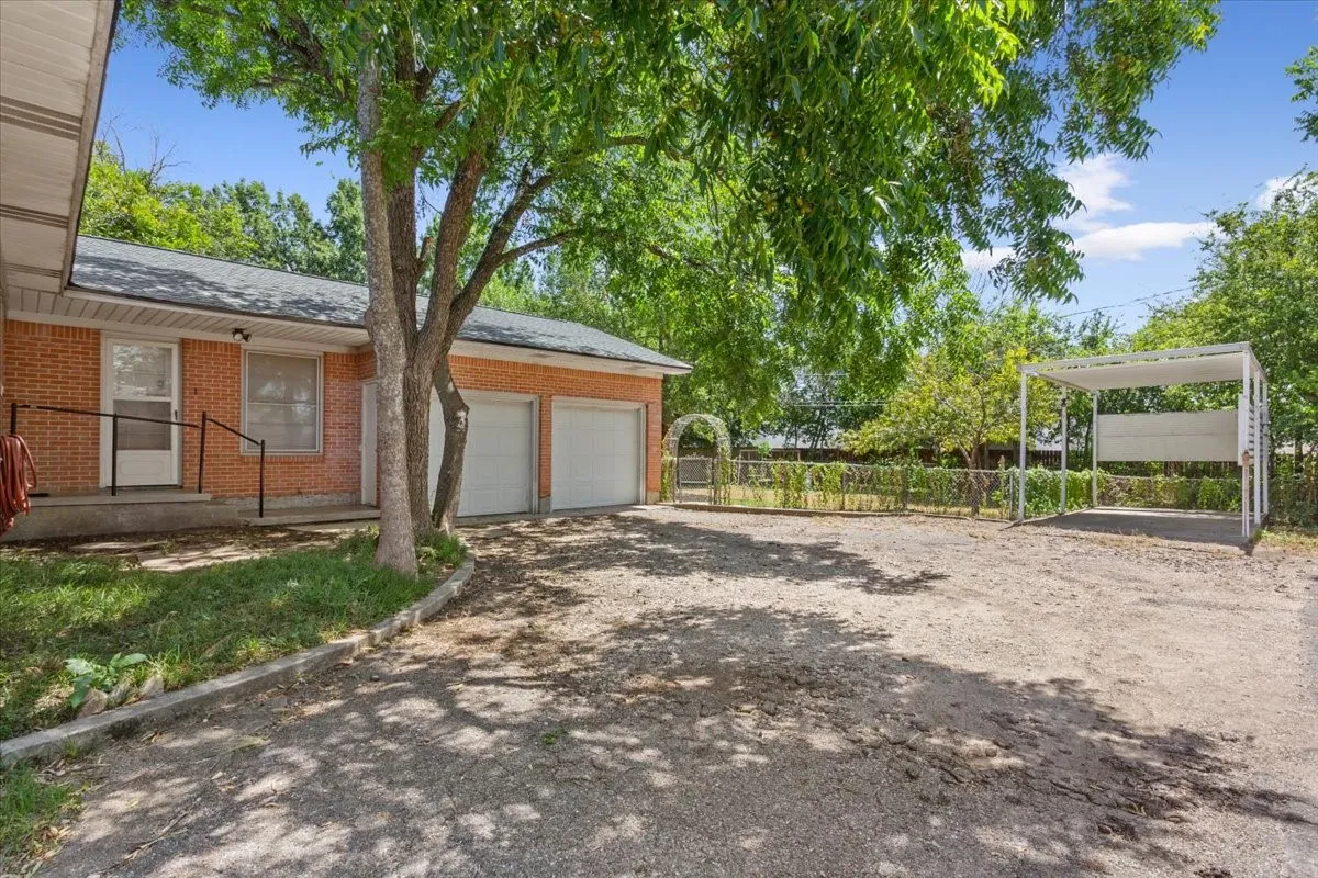 Single Family Residence For Sale in Mc Lennan County , 1212 Guthrie Drive, Waco, Texas 76710, 3 Bedroom, 2 Bathroom, 2 Garage spaces, 2,032 Sqft, built in 1954, mls#21360103, Real Estate Agent in Waco, Homes For Sale in Mc Lennan county, Homes For Sale in Waco, Realtor in Waco Texas, Real Estate Brokerage Independent Realty Texas, Luminita Cordes Realtor