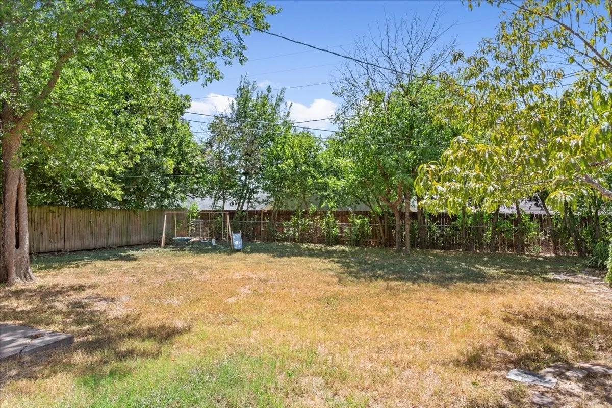 Single Family Residence For Sale in Mc Lennan County , 1212 Guthrie Drive, Waco, Texas 76710, 3 Bedroom, 2 Bathroom, 2 Garage spaces, 2,032 Sqft, built in 1954, mls#21360103, Real Estate Agent in Waco, Homes For Sale in Mc Lennan county, Homes For Sale in Waco, Realtor in Waco Texas, Real Estate Brokerage Independent Realty Texas, Luminita Cordes Realtor
