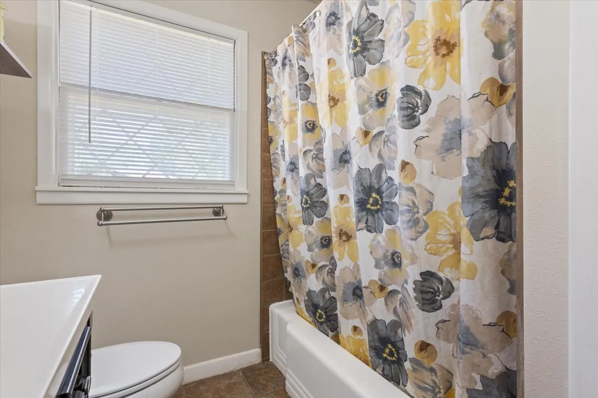 Single Family Residence For Sale in Mc Lennan County , 1212 Guthrie Drive, Waco, Texas 76710, 3 Bedroom, 2 Bathroom, 2 Garage spaces, 2,032 Sqft, built in 1954, mls#21360103, Real Estate Agent in Waco, Homes For Sale in Mc Lennan county, Homes For Sale in Waco, Realtor in Waco Texas, Real Estate Brokerage Independent Realty Texas, Luminita Cordes Realtor