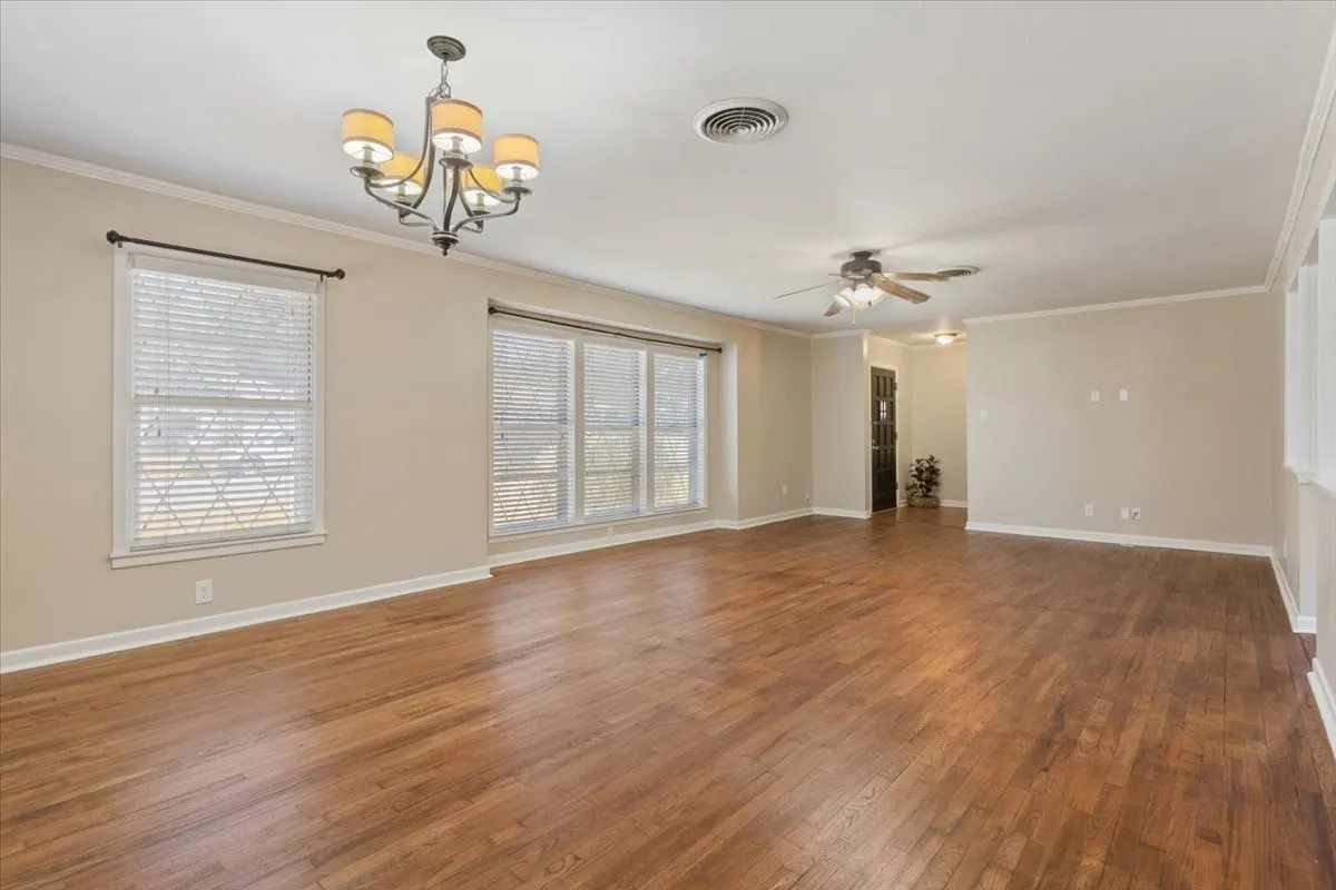 Single Family Residence For Sale in Mc Lennan County , 1212 Guthrie Drive, Waco, Texas 76710, 3 Bedroom, 2 Bathroom, 2 Garage spaces, 2,032 Sqft, built in 1954, mls#21360103, Real Estate Agent in Waco, Homes For Sale in Mc Lennan county, Homes For Sale in Waco, Realtor in Waco Texas, Real Estate Brokerage Independent Realty Texas, Luminita Cordes Realtor