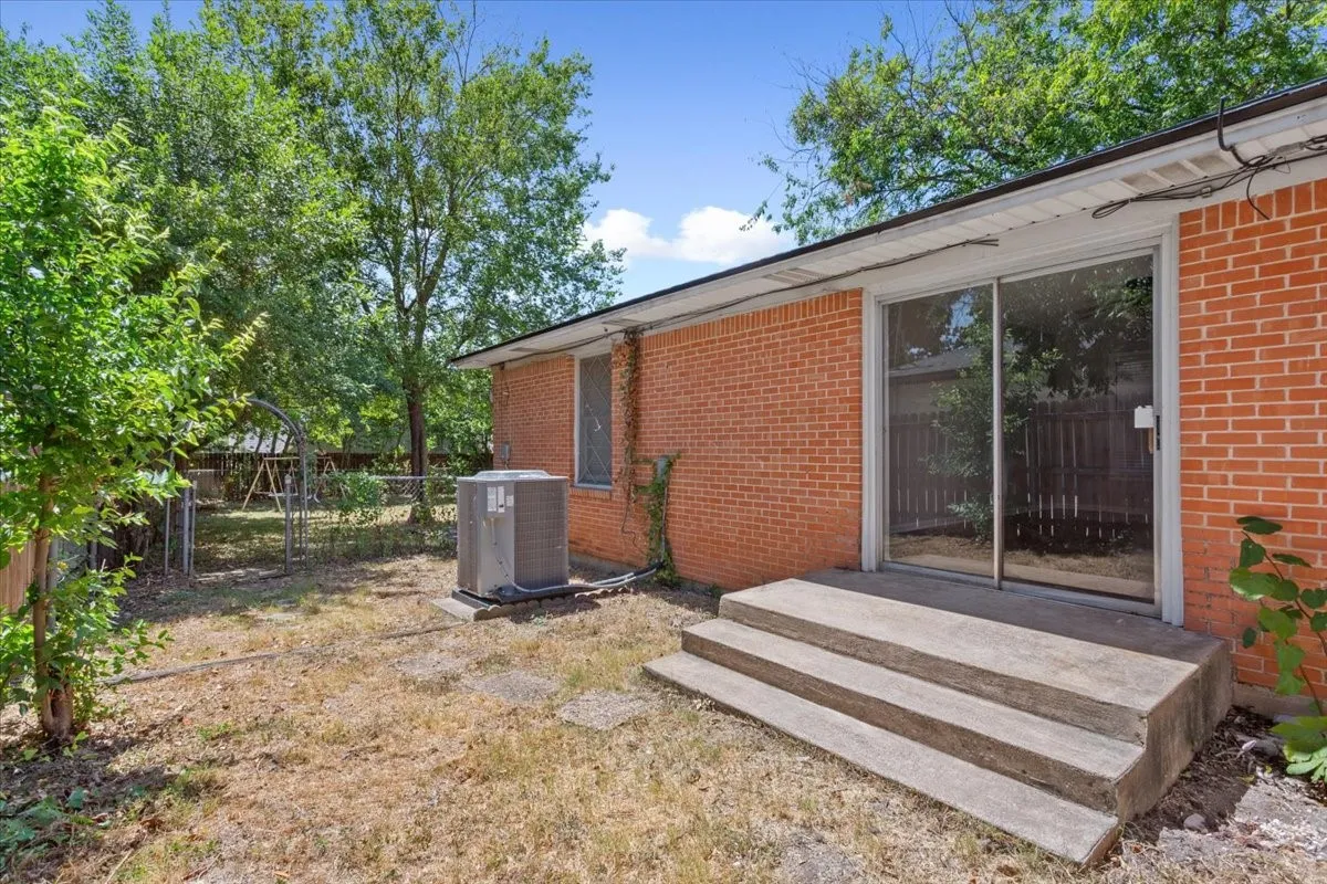 Single Family Residence For Sale in Mc Lennan County , 1212 Guthrie Drive, Waco, Texas 76710, 3 Bedroom, 2 Bathroom, 2 Garage spaces, 2,032 Sqft, built in 1954, mls#21360103, Real Estate Agent in Waco, Homes For Sale in Mc Lennan county, Homes For Sale in Waco, Realtor in Waco Texas, Real Estate Brokerage Independent Realty Texas, Luminita Cordes Realtor