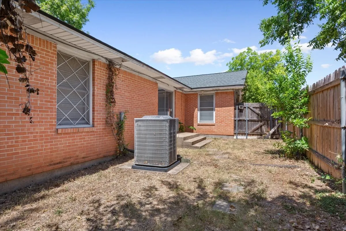 Single Family Residence For Sale in Mc Lennan County , 1212 Guthrie Drive, Waco, Texas 76710, 3 Bedroom, 2 Bathroom, 2 Garage spaces, 2,032 Sqft, built in 1954, mls#21360103, Real Estate Agent in Waco, Homes For Sale in Mc Lennan county, Homes For Sale in Waco, Realtor in Waco Texas, Real Estate Brokerage Independent Realty Texas, Luminita Cordes Realtor
