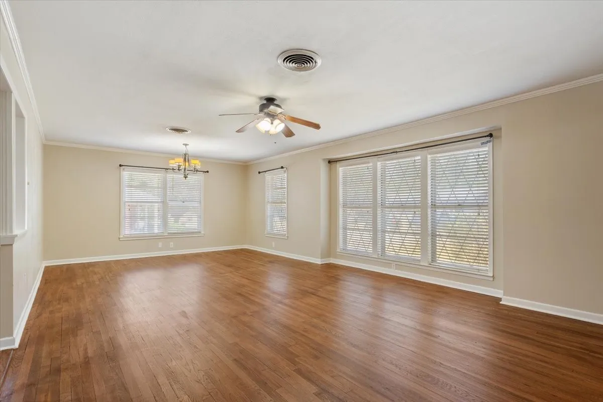 Single Family Residence For Sale in Mc Lennan County , 1212 Guthrie Drive, Waco, Texas 76710, 3 Bedroom, 2 Bathroom, 2 Garage spaces, 2,032 Sqft, built in 1954, mls#21360103, Real Estate Agent in Waco, Homes For Sale in Mc Lennan county, Homes For Sale in Waco, Realtor in Waco Texas, Real Estate Brokerage Independent Realty Texas, Luminita Cordes Realtor
