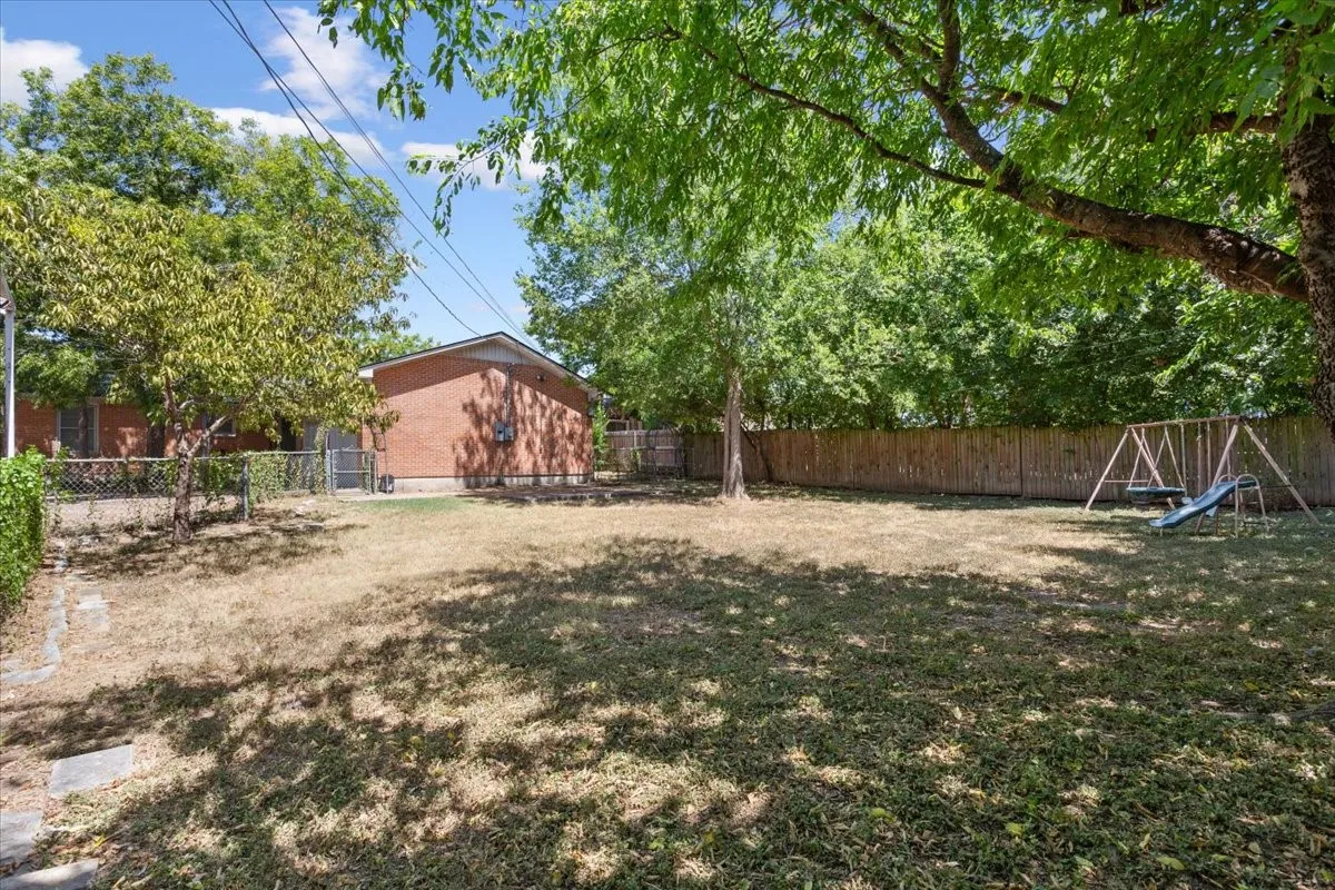 Single Family Residence For Sale in Mc Lennan County , 1212 Guthrie Drive, Waco, Texas 76710, 3 Bedroom, 2 Bathroom, 2 Garage spaces, 2,032 Sqft, built in 1954, mls#21360103, Real Estate Agent in Waco, Homes For Sale in Mc Lennan county, Homes For Sale in Waco, Realtor in Waco Texas, Real Estate Brokerage Independent Realty Texas, Luminita Cordes Realtor