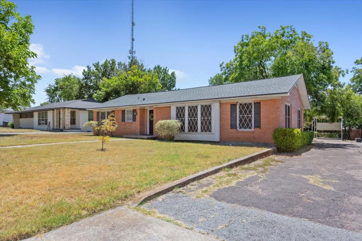 Single Family Residence For Sale in Mc Lennan County , 1212 Guthrie Drive, Waco, Texas 76710, 3 Bedroom, 2 Bathroom, 2 Garage spaces, 2,032 Sqft, built in 1954, mls#21360103, Real Estate Agent in Waco, Homes For Sale in Mc Lennan county, Homes For Sale in Waco, Realtor in Waco Texas, Real Estate Brokerage Independent Realty Texas, Luminita Cordes Realtor