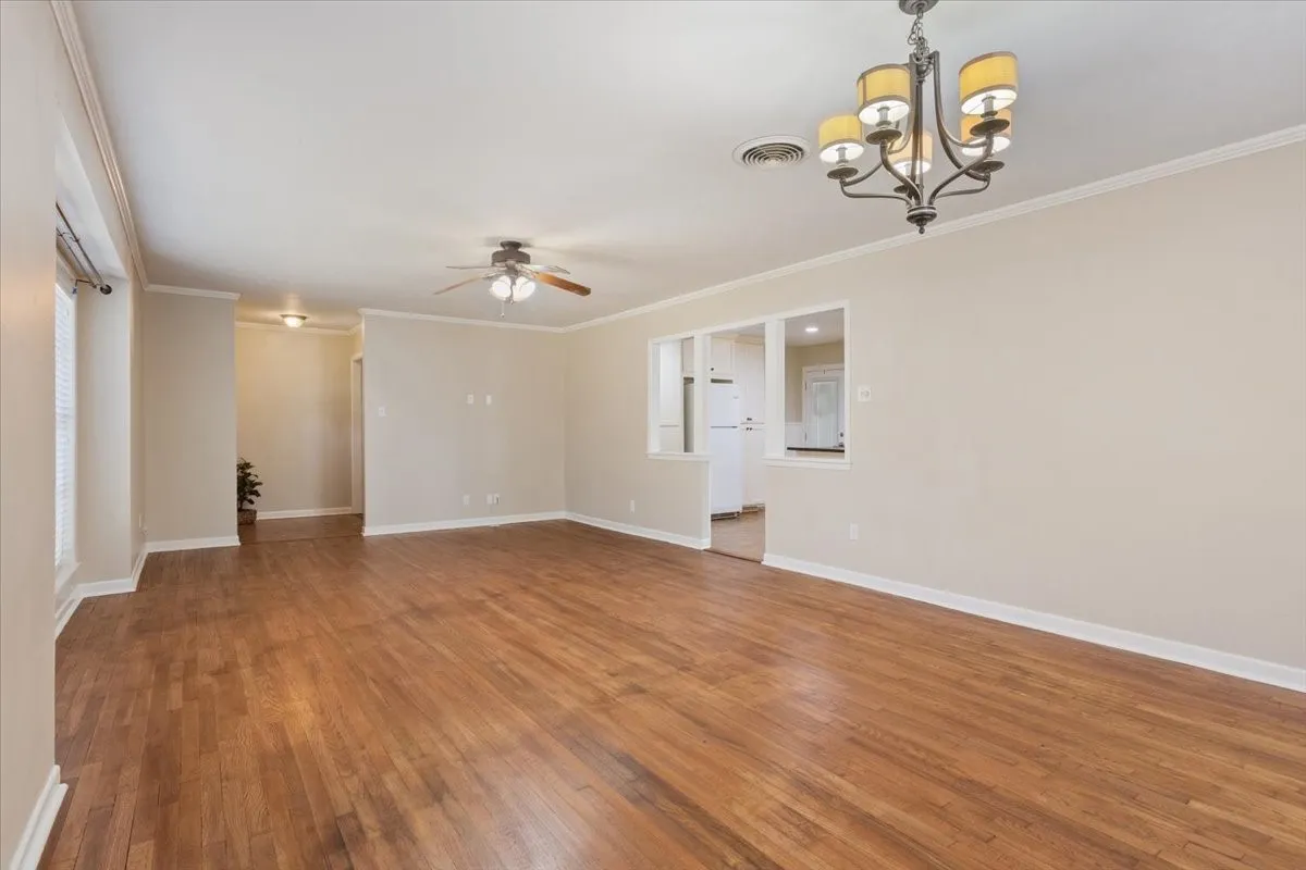 Single Family Residence For Sale in Mc Lennan County , 1212 Guthrie Drive, Waco, Texas 76710, 3 Bedroom, 2 Bathroom, 2 Garage spaces, 2,032 Sqft, built in 1954, mls#21360103, Real Estate Agent in Waco, Homes For Sale in Mc Lennan county, Homes For Sale in Waco, Realtor in Waco Texas, Real Estate Brokerage Independent Realty Texas, Luminita Cordes Realtor