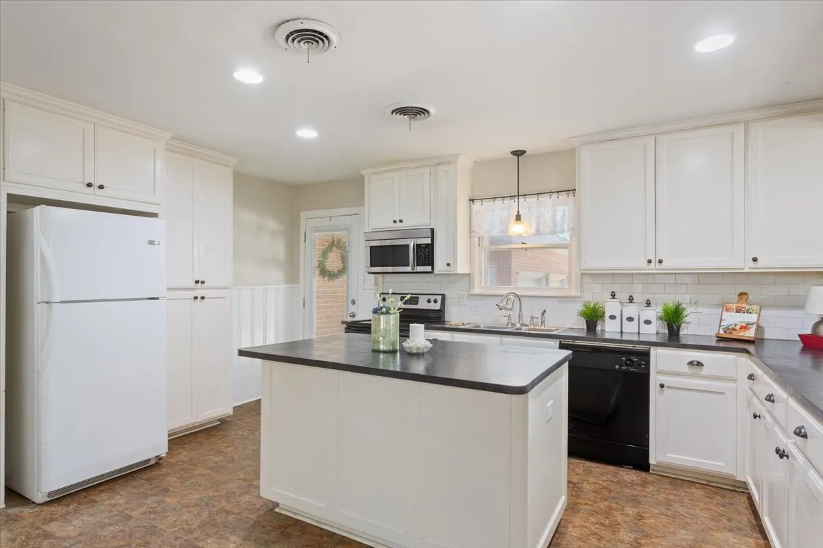 Single Family Residence For Sale in Mc Lennan County , 1212 Guthrie Drive, Waco, Texas 76710, 3 Bedroom, 2 Bathroom, 2 Garage spaces, 2,032 Sqft, built in 1954, mls#21360103, Real Estate Agent in Waco, Homes For Sale in Mc Lennan county, Homes For Sale in Waco, Realtor in Waco Texas, Real Estate Brokerage Independent Realty Texas, Luminita Cordes Realtor
