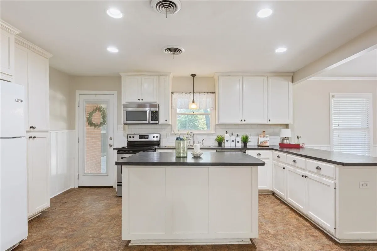 Single Family Residence For Sale in Mc Lennan County , 1212 Guthrie Drive, Waco, Texas 76710, 3 Bedroom, 2 Bathroom, 2 Garage spaces, 2,032 Sqft, built in 1954, mls#21360103, Real Estate Agent in Waco, Homes For Sale in Mc Lennan county, Homes For Sale in Waco, Realtor in Waco Texas, Real Estate Brokerage Independent Realty Texas, Luminita Cordes Realtor