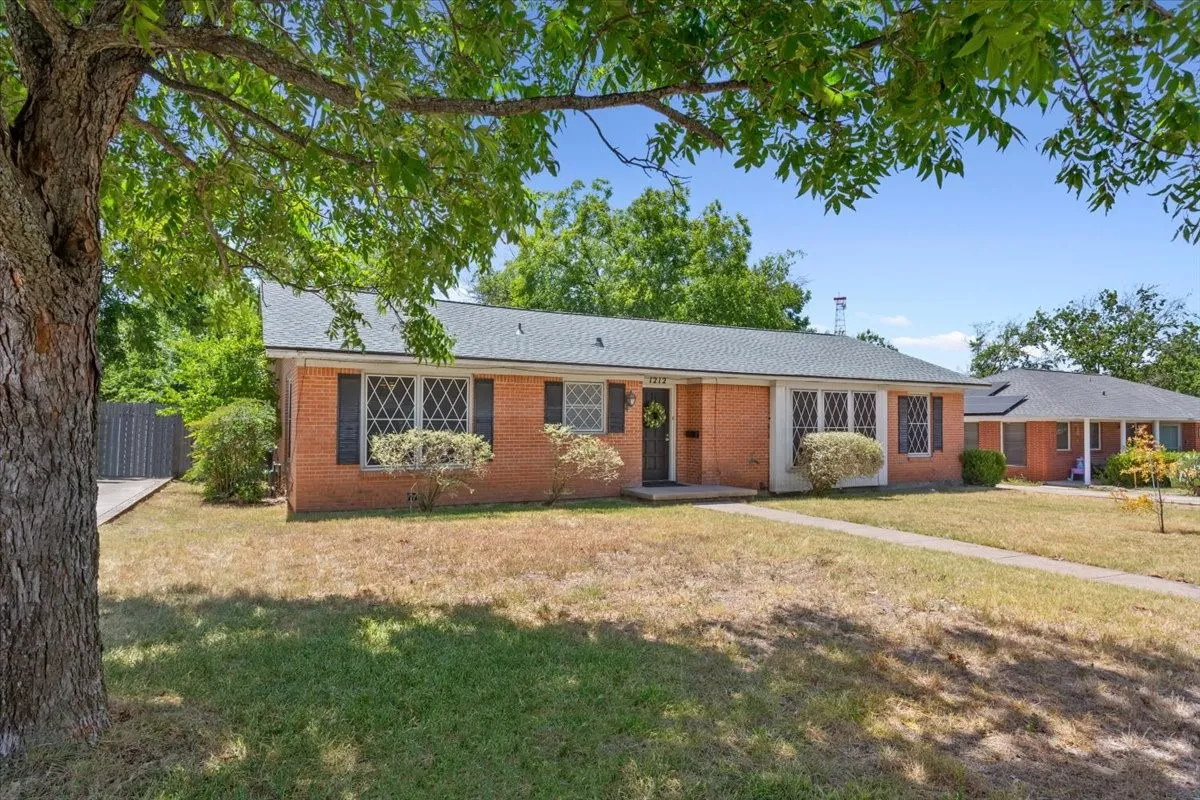 Single Family Residence For Sale in Mc Lennan County , 1212 Guthrie Drive, Waco, Texas 76710, 3 Bedroom, 2 Bathroom, 2 Garage spaces, 2,032 Sqft, built in 1954, mls#21360103, Real Estate Agent in Waco, Homes For Sale in Mc Lennan county, Homes For Sale in Waco, Realtor in Waco Texas, Real Estate Brokerage Independent Realty Texas, Luminita Cordes Realtor