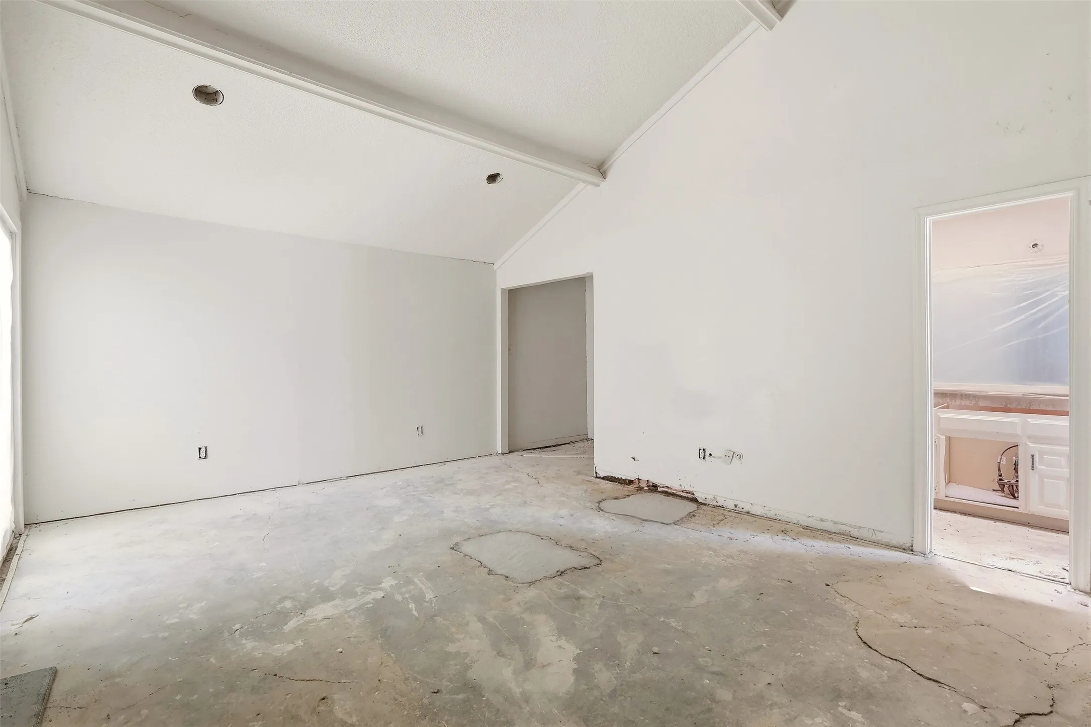 Single Family Residence For Sale in Tarrant County , 2700 Shadow Wood Court, Arlington, Texas 76006, 5 Bedroom, 4 Bathroom, 2 Garage spaces, 3,230 Sqft, built in 1979, mls#21358338, Real Estate Agent in Arlington, Homes For Sale in Tarrant county, Homes For Sale in Arlington, Realtor in Arlington Texas, Real Estate Brokerage Independent Realty Texas, Luminita Cordes Realtor