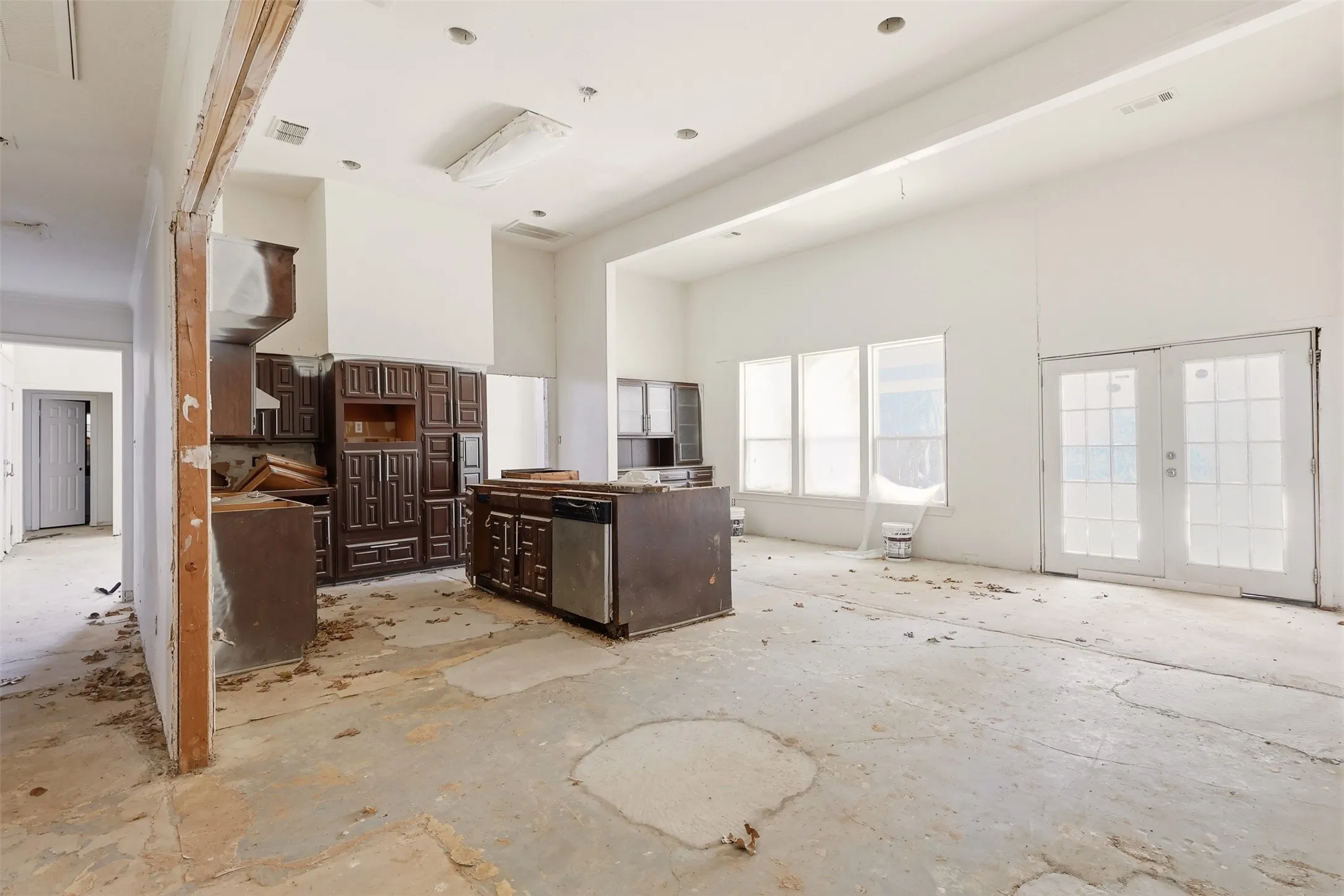 Single Family Residence For Sale in Tarrant County , 2700 Shadow Wood Court, Arlington, Texas 76006, 5 Bedroom, 4 Bathroom, 2 Garage spaces, 3,230 Sqft, built in 1979, mls#21358338, Real Estate Agent in Arlington, Homes For Sale in Tarrant county, Homes For Sale in Arlington, Realtor in Arlington Texas, Real Estate Brokerage Independent Realty Texas, Luminita Cordes Realtor
