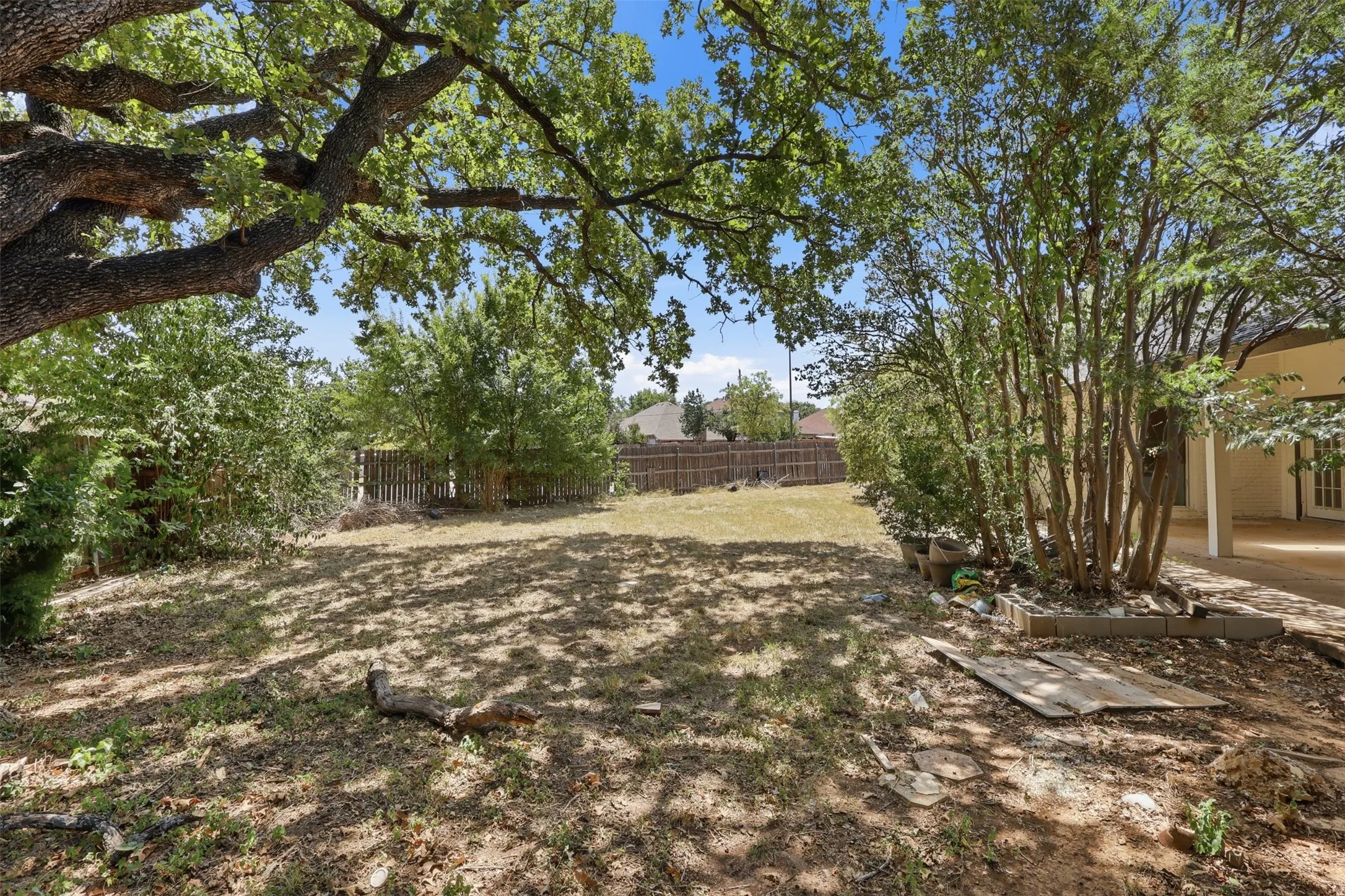 Single Family Residence For Sale in Tarrant County , 2700 Shadow Wood Court, Arlington, Texas 76006, 5 Bedroom, 4 Bathroom, 2 Garage spaces, 3,230 Sqft, built in 1979, mls#21358338, Real Estate Agent in Arlington, Homes For Sale in Tarrant county, Homes For Sale in Arlington, Realtor in Arlington Texas, Real Estate Brokerage Independent Realty Texas, Luminita Cordes Realtor