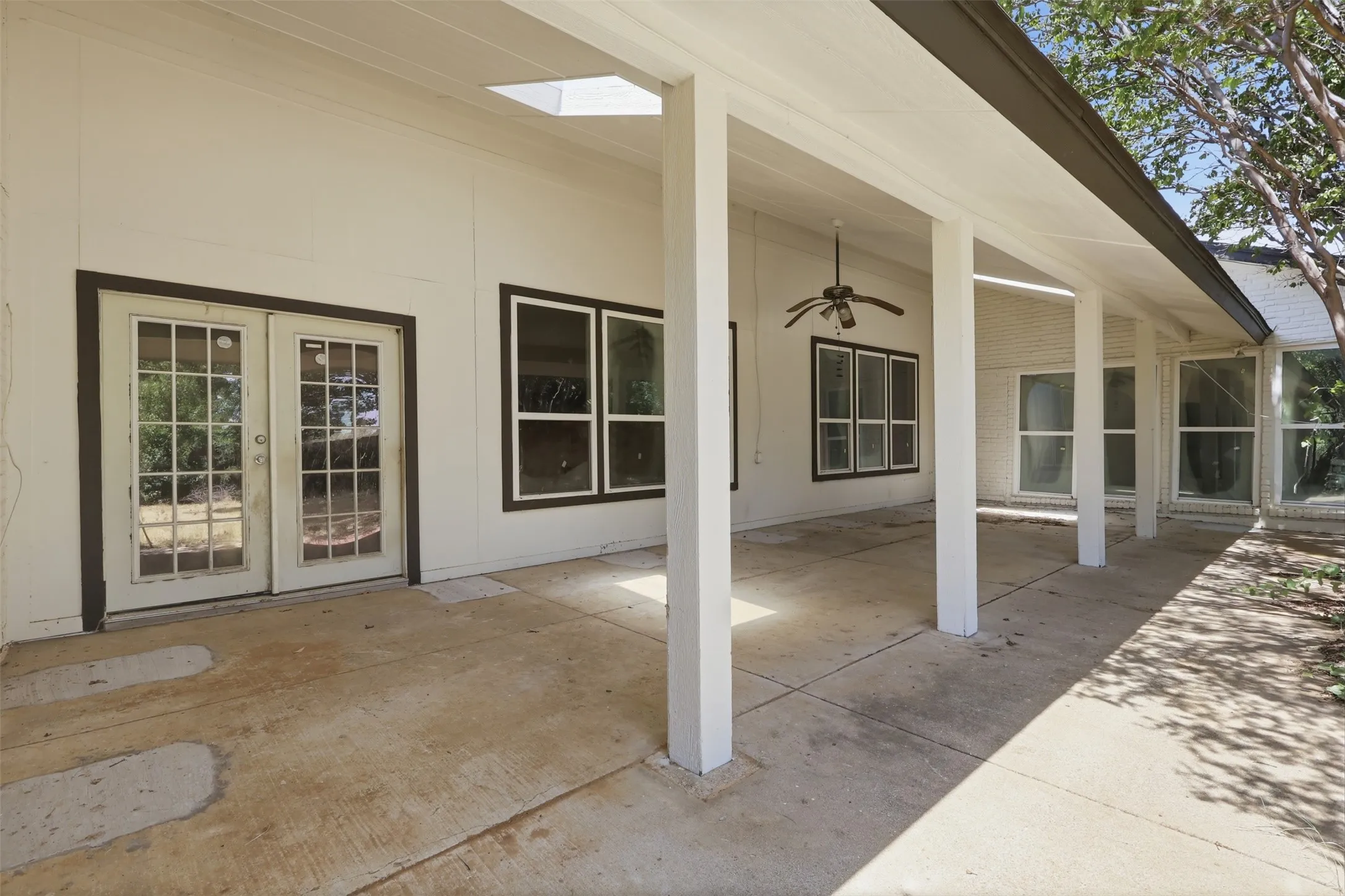 Single Family Residence For Sale in Tarrant County , 2700 Shadow Wood Court, Arlington, Texas 76006, 5 Bedroom, 4 Bathroom, 2 Garage spaces, 3,230 Sqft, built in 1979, mls#21358338, Real Estate Agent in Arlington, Homes For Sale in Tarrant county, Homes For Sale in Arlington, Realtor in Arlington Texas, Real Estate Brokerage Independent Realty Texas, Luminita Cordes Realtor