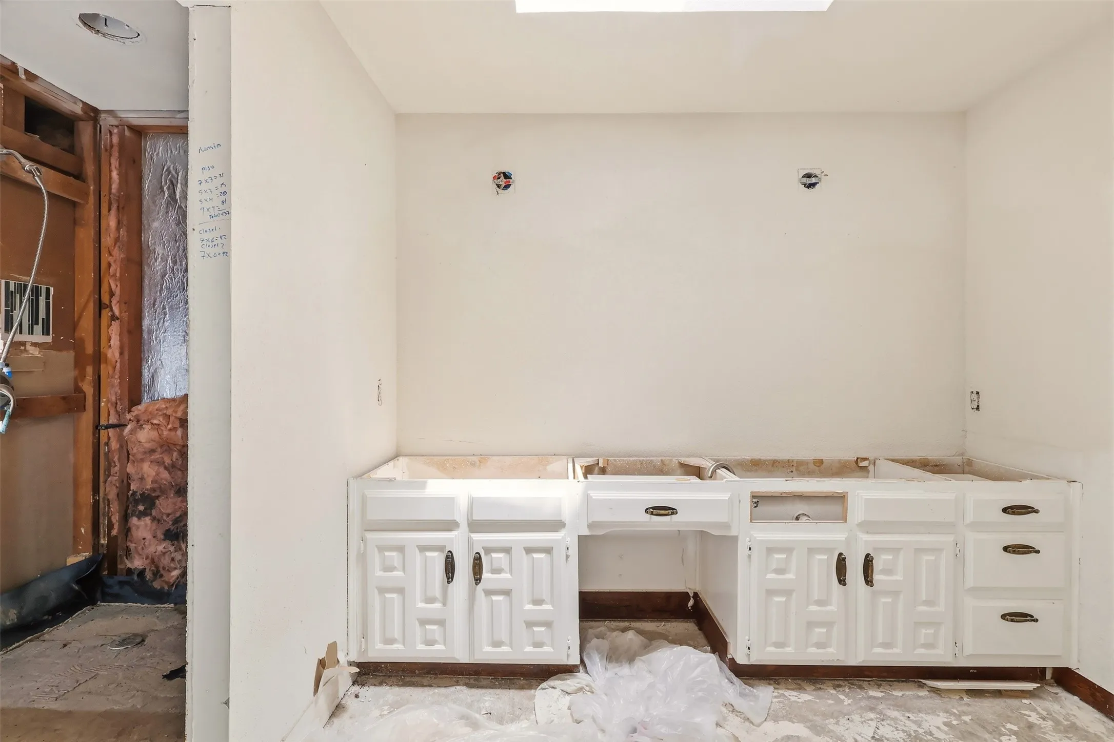 Single Family Residence For Sale in Tarrant County , 2700 Shadow Wood Court, Arlington, Texas 76006, 5 Bedroom, 4 Bathroom, 2 Garage spaces, 3,230 Sqft, built in 1979, mls#21358338, Real Estate Agent in Arlington, Homes For Sale in Tarrant county, Homes For Sale in Arlington, Realtor in Arlington Texas, Real Estate Brokerage Independent Realty Texas, Luminita Cordes Realtor