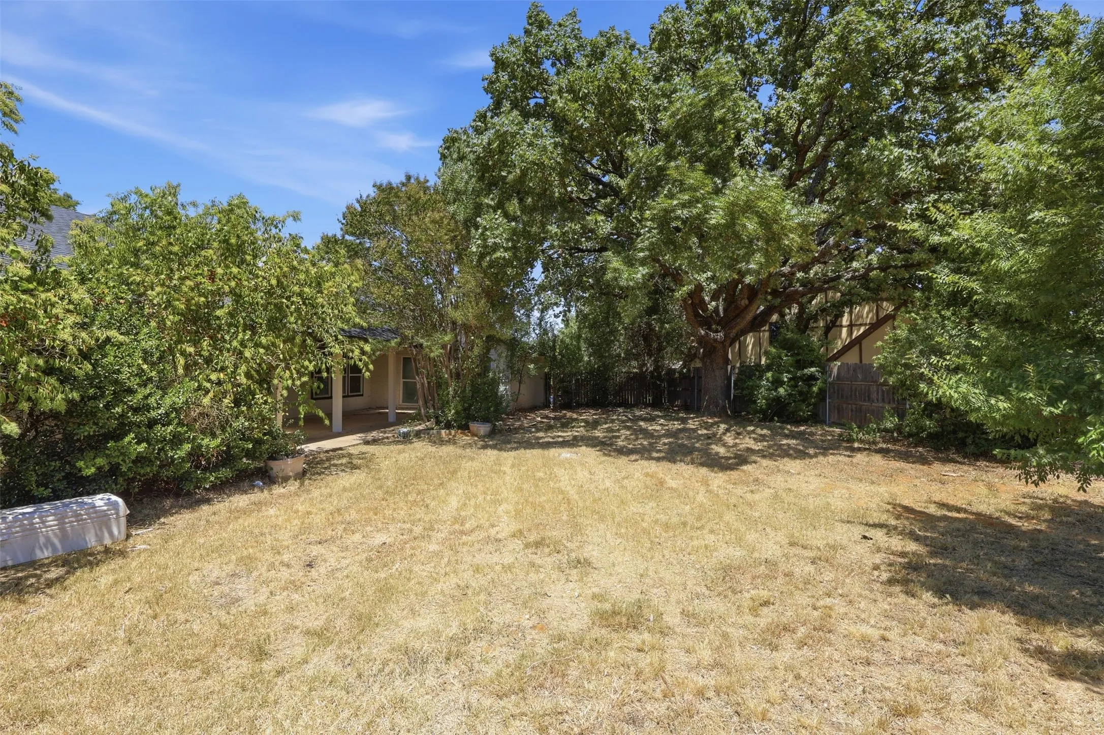 Single Family Residence For Sale in Tarrant County , 2700 Shadow Wood Court, Arlington, Texas 76006, 5 Bedroom, 4 Bathroom, 2 Garage spaces, 3,230 Sqft, built in 1979, mls#21358338, Real Estate Agent in Arlington, Homes For Sale in Tarrant county, Homes For Sale in Arlington, Realtor in Arlington Texas, Real Estate Brokerage Independent Realty Texas, Luminita Cordes Realtor