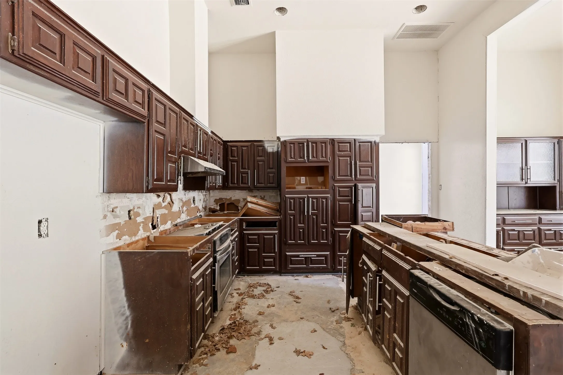 Single Family Residence For Sale in Tarrant County , 2700 Shadow Wood Court, Arlington, Texas 76006, 5 Bedroom, 4 Bathroom, 2 Garage spaces, 3,230 Sqft, built in 1979, mls#21358338, Real Estate Agent in Arlington, Homes For Sale in Tarrant county, Homes For Sale in Arlington, Realtor in Arlington Texas, Real Estate Brokerage Independent Realty Texas, Luminita Cordes Realtor