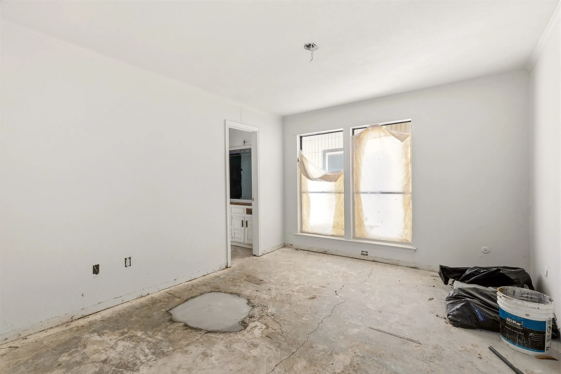 Single Family Residence For Sale in Tarrant County , 2700 Shadow Wood Court, Arlington, Texas 76006, 5 Bedroom, 4 Bathroom, 2 Garage spaces, 3,230 Sqft, built in 1979, mls#21358338, Real Estate Agent in Arlington, Homes For Sale in Tarrant county, Homes For Sale in Arlington, Realtor in Arlington Texas, Real Estate Brokerage Independent Realty Texas, Luminita Cordes Realtor