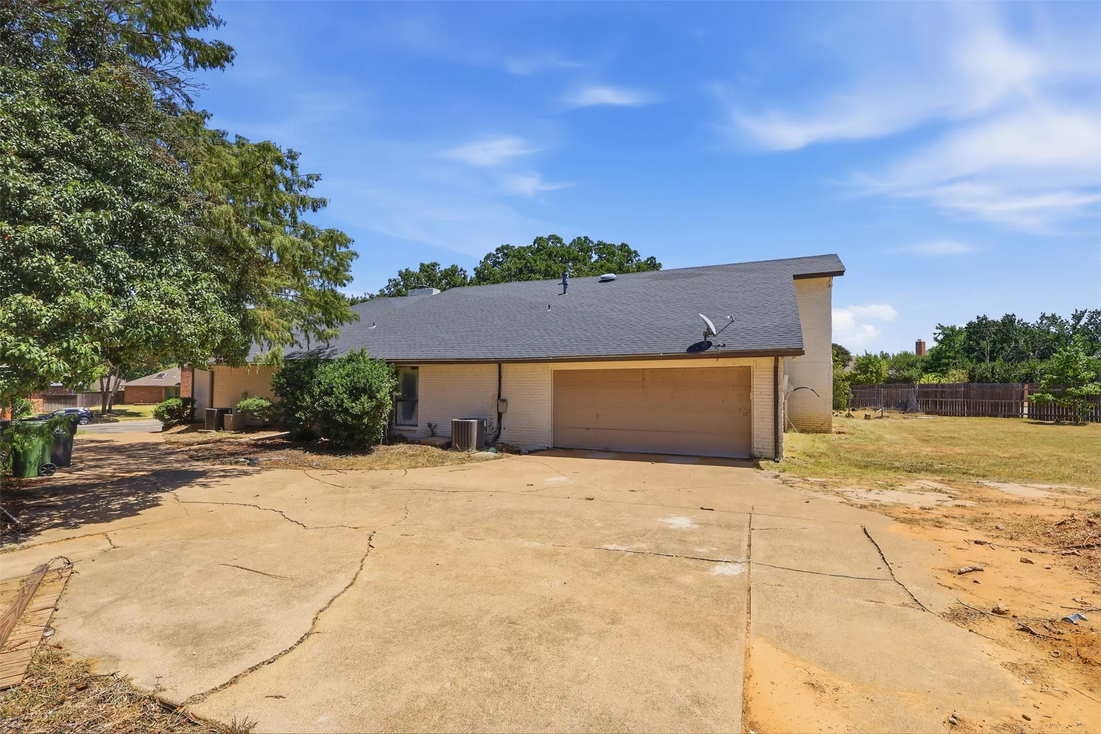 Single Family Residence For Sale in Tarrant County , 2700 Shadow Wood Court, Arlington, Texas 76006, 5 Bedroom, 4 Bathroom, 2 Garage spaces, 3,230 Sqft, built in 1979, mls#21358338, Real Estate Agent in Arlington, Homes For Sale in Tarrant county, Homes For Sale in Arlington, Realtor in Arlington Texas, Real Estate Brokerage Independent Realty Texas, Luminita Cordes Realtor