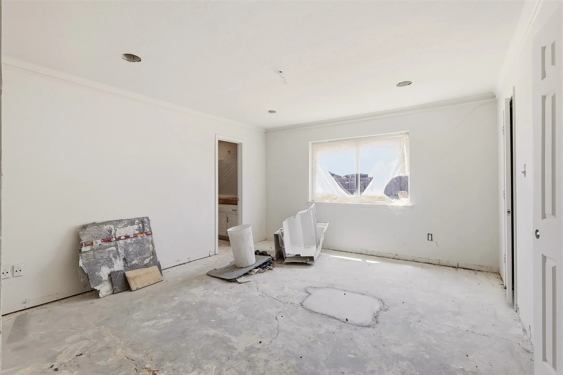 Single Family Residence For Sale in Tarrant County , 2700 Shadow Wood Court, Arlington, Texas 76006, 5 Bedroom, 4 Bathroom, 2 Garage spaces, 3,230 Sqft, built in 1979, mls#21358338, Real Estate Agent in Arlington, Homes For Sale in Tarrant county, Homes For Sale in Arlington, Realtor in Arlington Texas, Real Estate Brokerage Independent Realty Texas, Luminita Cordes Realtor