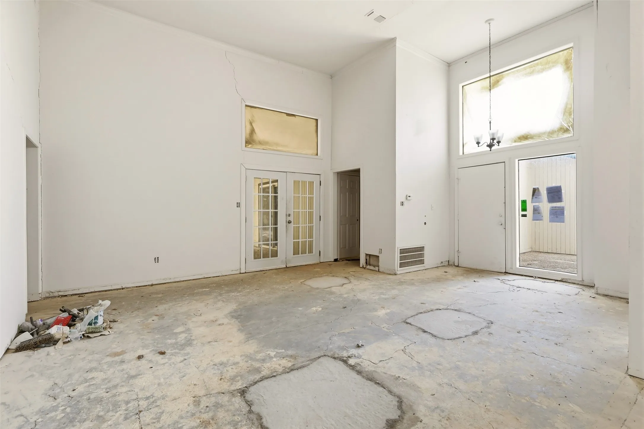 Single Family Residence For Sale in Tarrant County , 2700 Shadow Wood Court, Arlington, Texas 76006, 5 Bedroom, 4 Bathroom, 2 Garage spaces, 3,230 Sqft, built in 1979, mls#21358338, Real Estate Agent in Arlington, Homes For Sale in Tarrant county, Homes For Sale in Arlington, Realtor in Arlington Texas, Real Estate Brokerage Independent Realty Texas, Luminita Cordes Realtor