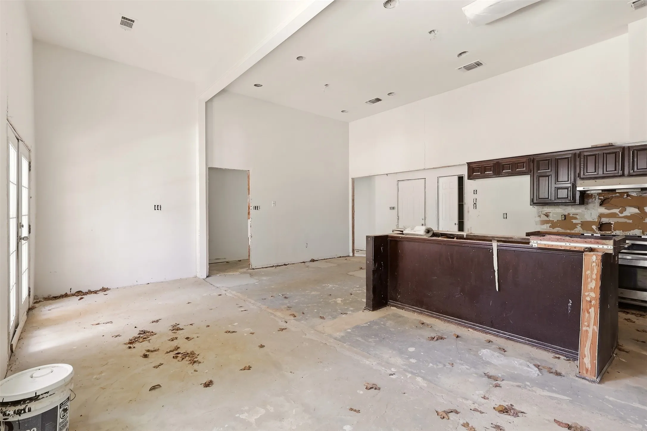Single Family Residence For Sale in Tarrant County , 2700 Shadow Wood Court, Arlington, Texas 76006, 5 Bedroom, 4 Bathroom, 2 Garage spaces, 3,230 Sqft, built in 1979, mls#21358338, Real Estate Agent in Arlington, Homes For Sale in Tarrant county, Homes For Sale in Arlington, Realtor in Arlington Texas, Real Estate Brokerage Independent Realty Texas, Luminita Cordes Realtor