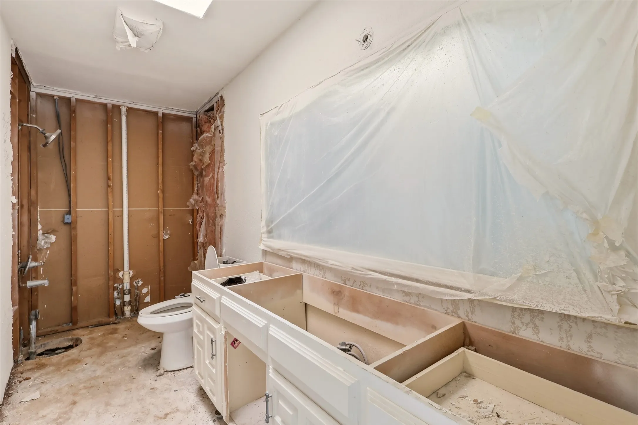 Single Family Residence For Sale in Tarrant County , 2700 Shadow Wood Court, Arlington, Texas 76006, 5 Bedroom, 4 Bathroom, 2 Garage spaces, 3,230 Sqft, built in 1979, mls#21358338, Real Estate Agent in Arlington, Homes For Sale in Tarrant county, Homes For Sale in Arlington, Realtor in Arlington Texas, Real Estate Brokerage Independent Realty Texas, Luminita Cordes Realtor