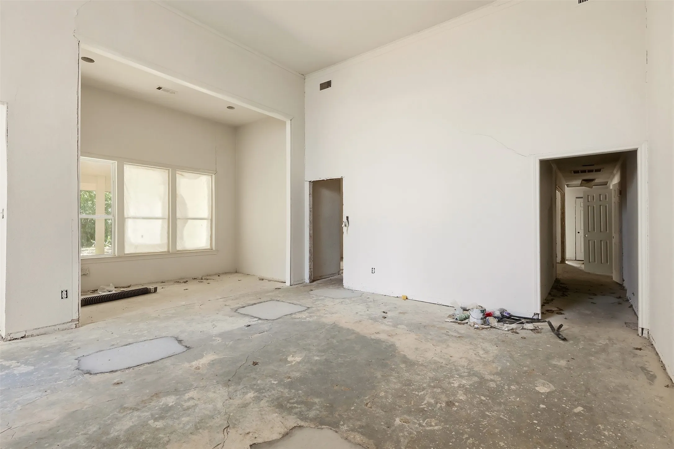 Single Family Residence For Sale in Tarrant County , 2700 Shadow Wood Court, Arlington, Texas 76006, 5 Bedroom, 4 Bathroom, 2 Garage spaces, 3,230 Sqft, built in 1979, mls#21358338, Real Estate Agent in Arlington, Homes For Sale in Tarrant county, Homes For Sale in Arlington, Realtor in Arlington Texas, Real Estate Brokerage Independent Realty Texas, Luminita Cordes Realtor