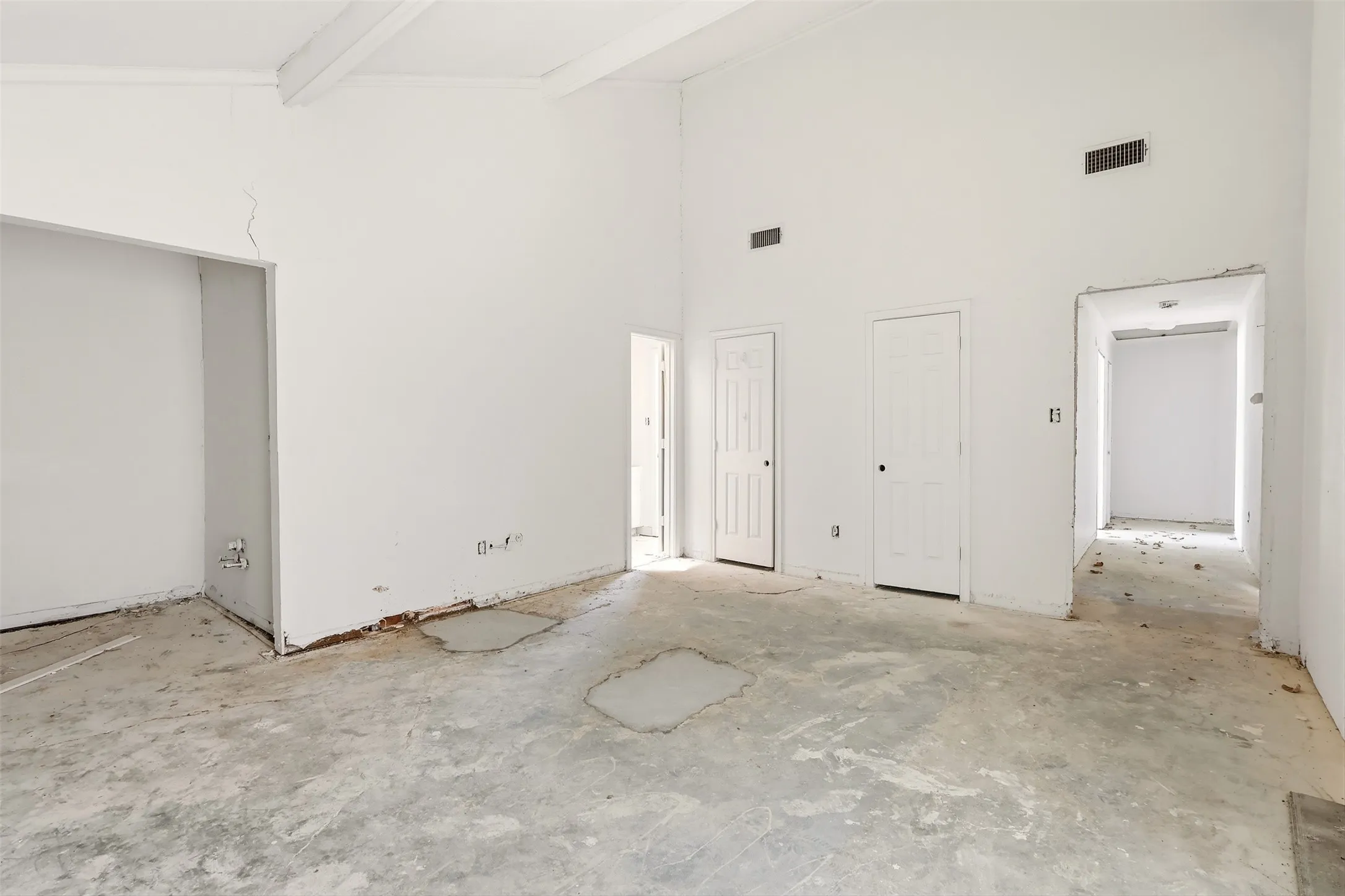 Single Family Residence For Sale in Tarrant County , 2700 Shadow Wood Court, Arlington, Texas 76006, 5 Bedroom, 4 Bathroom, 2 Garage spaces, 3,230 Sqft, built in 1979, mls#21358338, Real Estate Agent in Arlington, Homes For Sale in Tarrant county, Homes For Sale in Arlington, Realtor in Arlington Texas, Real Estate Brokerage Independent Realty Texas, Luminita Cordes Realtor