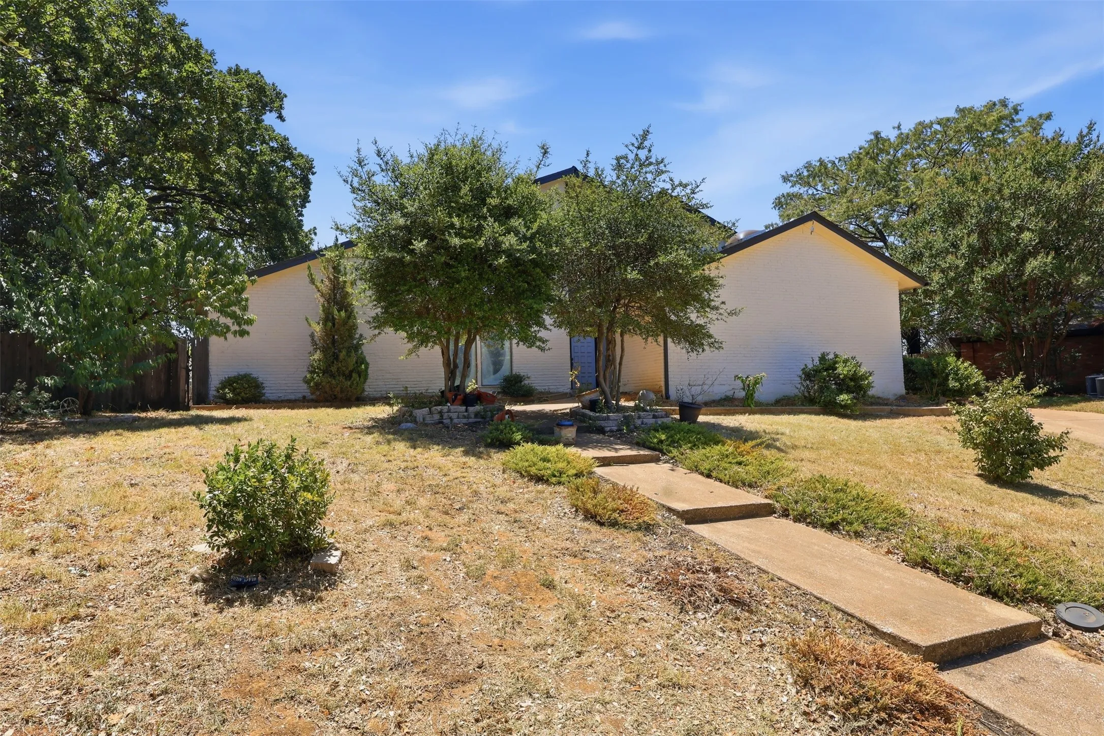 Single Family Residence For Sale in Tarrant County , 2700 Shadow Wood Court, Arlington, Texas 76006, 5 Bedroom, 4 Bathroom, 2 Garage spaces, 3,230 Sqft, built in 1979, mls#21358338, Real Estate Agent in Arlington, Homes For Sale in Tarrant county, Homes For Sale in Arlington, Realtor in Arlington Texas, Real Estate Brokerage Independent Realty Texas, Luminita Cordes Realtor