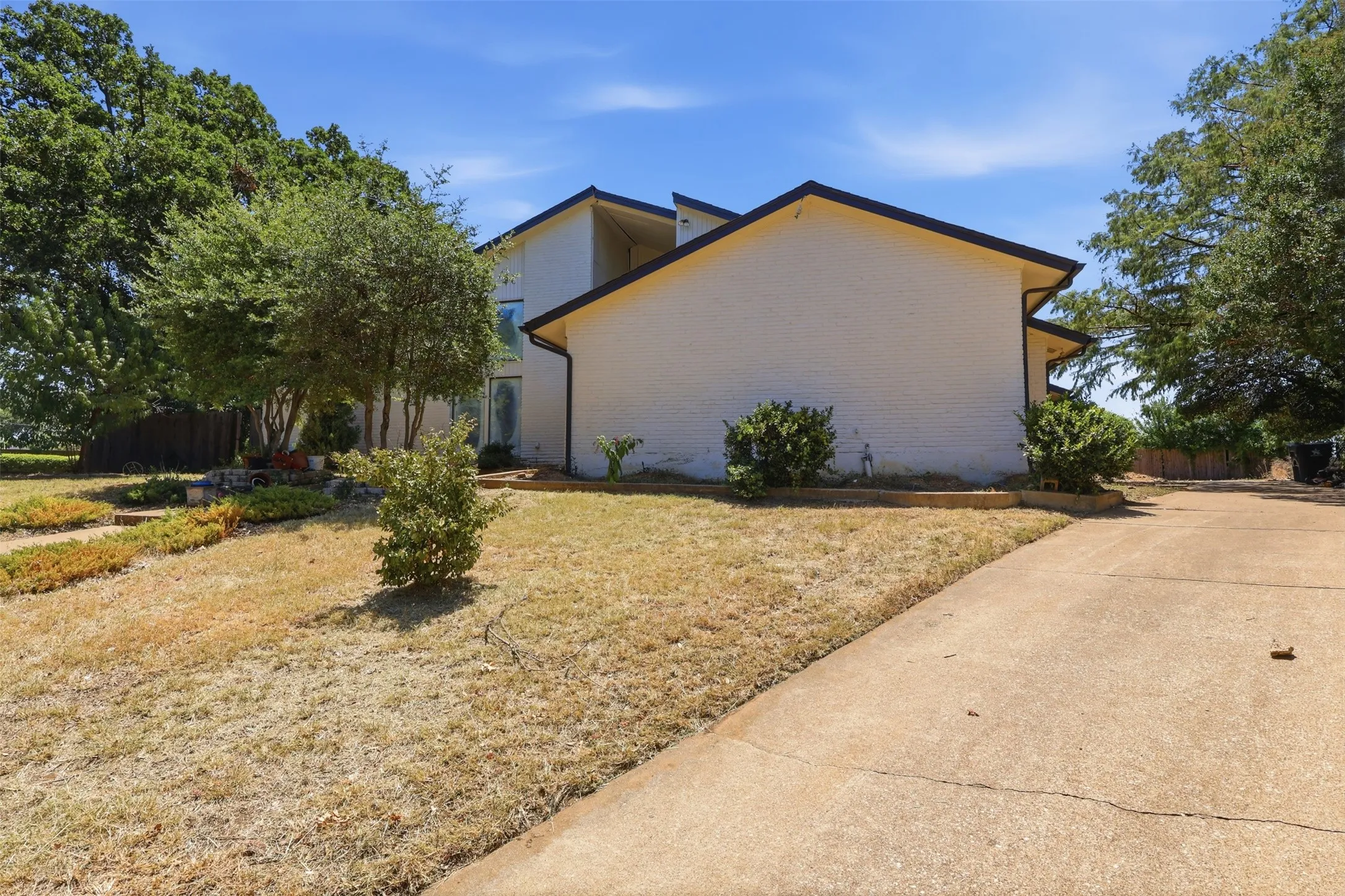 Single Family Residence For Sale in Tarrant County , 2700 Shadow Wood Court, Arlington, Texas 76006, 5 Bedroom, 4 Bathroom, 2 Garage spaces, 3,230 Sqft, built in 1979, mls#21358338, Real Estate Agent in Arlington, Homes For Sale in Tarrant county, Homes For Sale in Arlington, Realtor in Arlington Texas, Real Estate Brokerage Independent Realty Texas, Luminita Cordes Realtor
