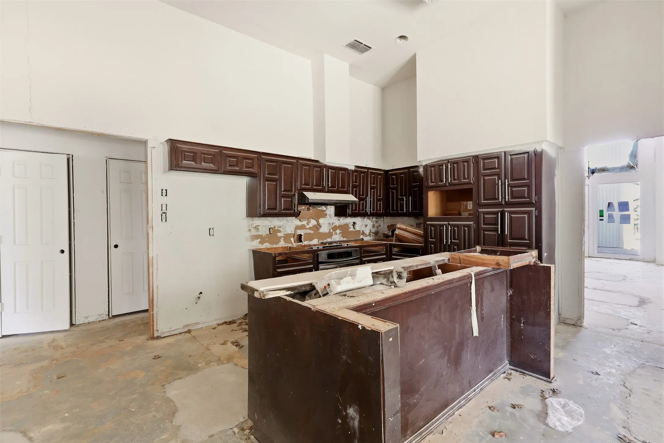 Single Family Residence For Sale in Tarrant County , 2700 Shadow Wood Court, Arlington, Texas 76006, 5 Bedroom, 4 Bathroom, 2 Garage spaces, 3,230 Sqft, built in 1979, mls#21358338, Real Estate Agent in Arlington, Homes For Sale in Tarrant county, Homes For Sale in Arlington, Realtor in Arlington Texas, Real Estate Brokerage Independent Realty Texas, Luminita Cordes Realtor