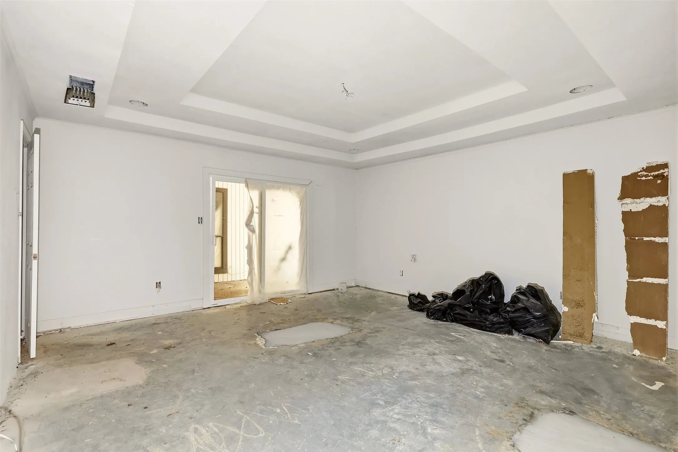 Single Family Residence For Sale in Tarrant County , 2700 Shadow Wood Court, Arlington, Texas 76006, 5 Bedroom, 4 Bathroom, 2 Garage spaces, 3,230 Sqft, built in 1979, mls#21358338, Real Estate Agent in Arlington, Homes For Sale in Tarrant county, Homes For Sale in Arlington, Realtor in Arlington Texas, Real Estate Brokerage Independent Realty Texas, Luminita Cordes Realtor