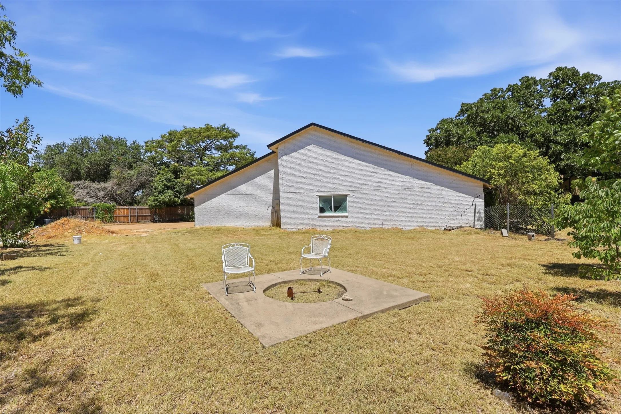 Single Family Residence For Sale in Tarrant County , 2700 Shadow Wood Court, Arlington, Texas 76006, 5 Bedroom, 4 Bathroom, 2 Garage spaces, 3,230 Sqft, built in 1979, mls#21358338, Real Estate Agent in Arlington, Homes For Sale in Tarrant county, Homes For Sale in Arlington, Realtor in Arlington Texas, Real Estate Brokerage Independent Realty Texas, Luminita Cordes Realtor