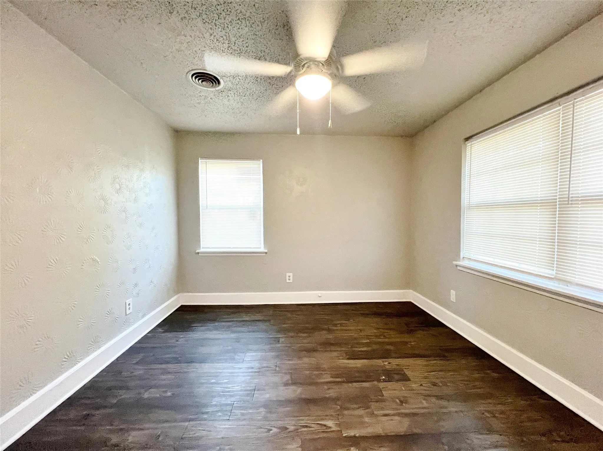 Single Family Residence For Rent in Tarrant County , 5301 Mansel Lane, Fort Worth, Texas 76134, 4 Bedroom, 2 Bathroom, Garage spaces, 1,463 Sqft, built in 1957, mls#21360170, Real Estate Agent in Fort Worth, Homes For Rent in Tarrant county, Homes For Rent in Fort Worth, Realtor in Fort Worth Texas, Real Estate Brokerage Independent Realty Texas, Luminita Cordes Realtor