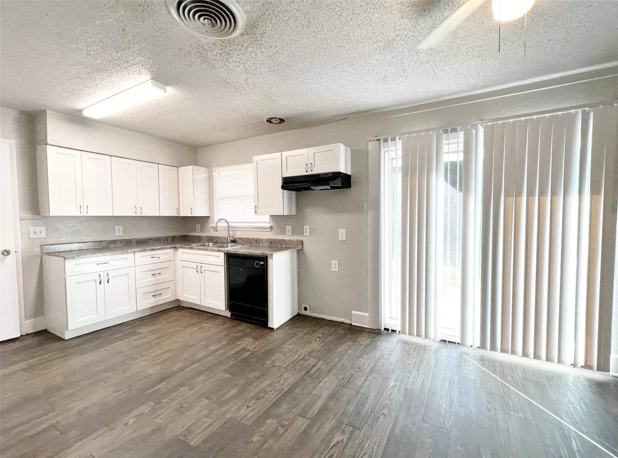 Single Family Residence For Rent in Tarrant County , 5301 Mansel Lane, Fort Worth, Texas 76134, 4 Bedroom, 2 Bathroom, Garage spaces, 1,463 Sqft, built in 1957, mls#21360170, Real Estate Agent in Fort Worth, Homes For Rent in Tarrant county, Homes For Rent in Fort Worth, Realtor in Fort Worth Texas, Real Estate Brokerage Independent Realty Texas, Luminita Cordes Realtor