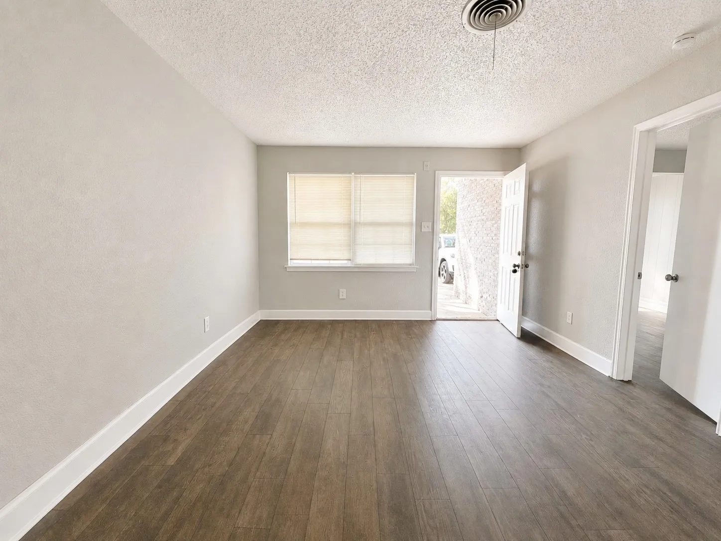 Single Family Residence For Rent in Tarrant County , 5301 Mansel Lane, Fort Worth, Texas 76134, 4 Bedroom, 2 Bathroom, Garage spaces, 1,463 Sqft, built in 1957, mls#21360170, Real Estate Agent in Fort Worth, Homes For Rent in Tarrant county, Homes For Rent in Fort Worth, Realtor in Fort Worth Texas, Real Estate Brokerage Independent Realty Texas, Luminita Cordes Realtor