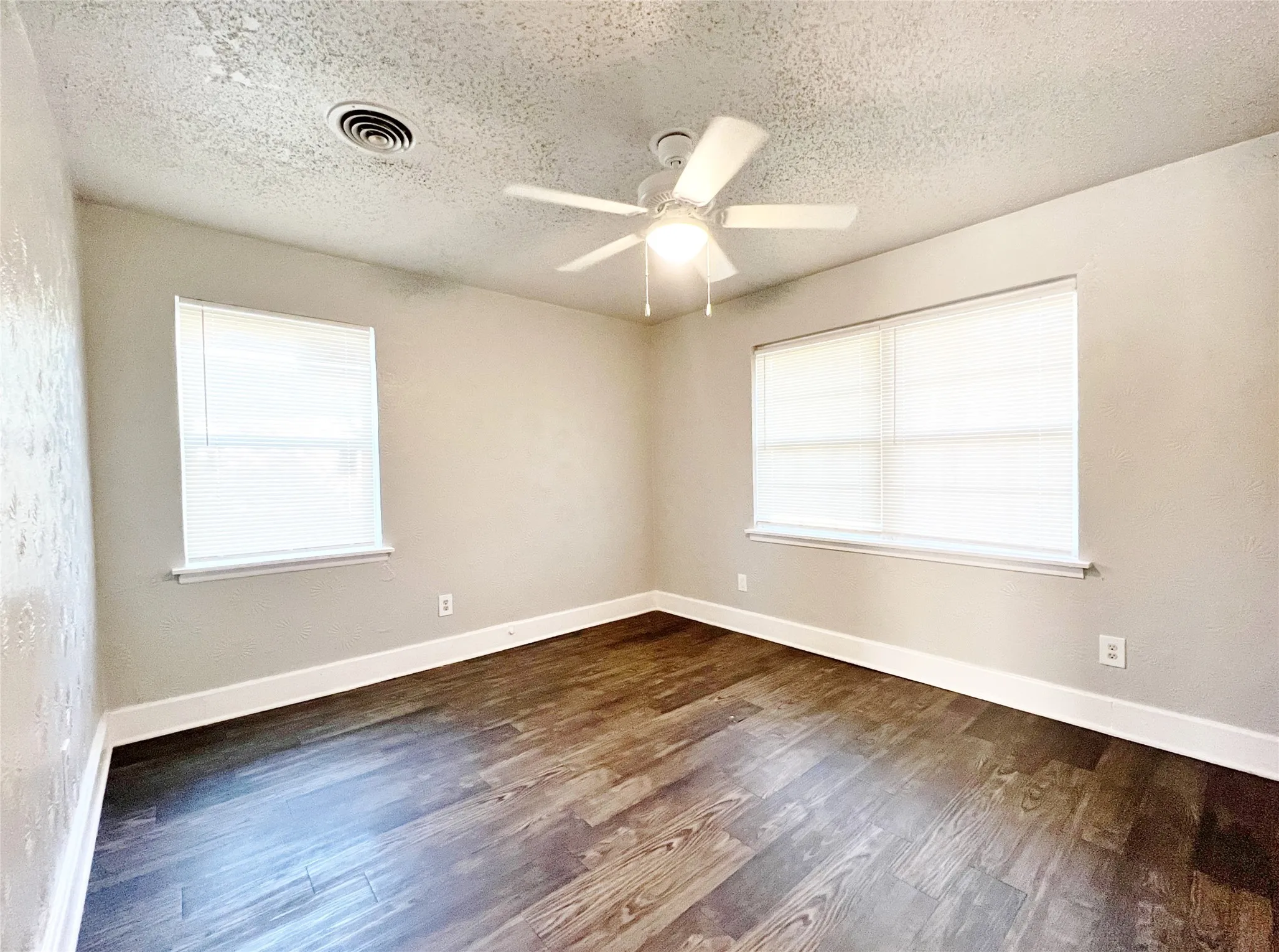 Single Family Residence For Rent in Tarrant County , 5301 Mansel Lane, Fort Worth, Texas 76134, 4 Bedroom, 2 Bathroom, Garage spaces, 1,463 Sqft, built in 1957, mls#21360170, Real Estate Agent in Fort Worth, Homes For Rent in Tarrant county, Homes For Rent in Fort Worth, Realtor in Fort Worth Texas, Real Estate Brokerage Independent Realty Texas, Luminita Cordes Realtor
