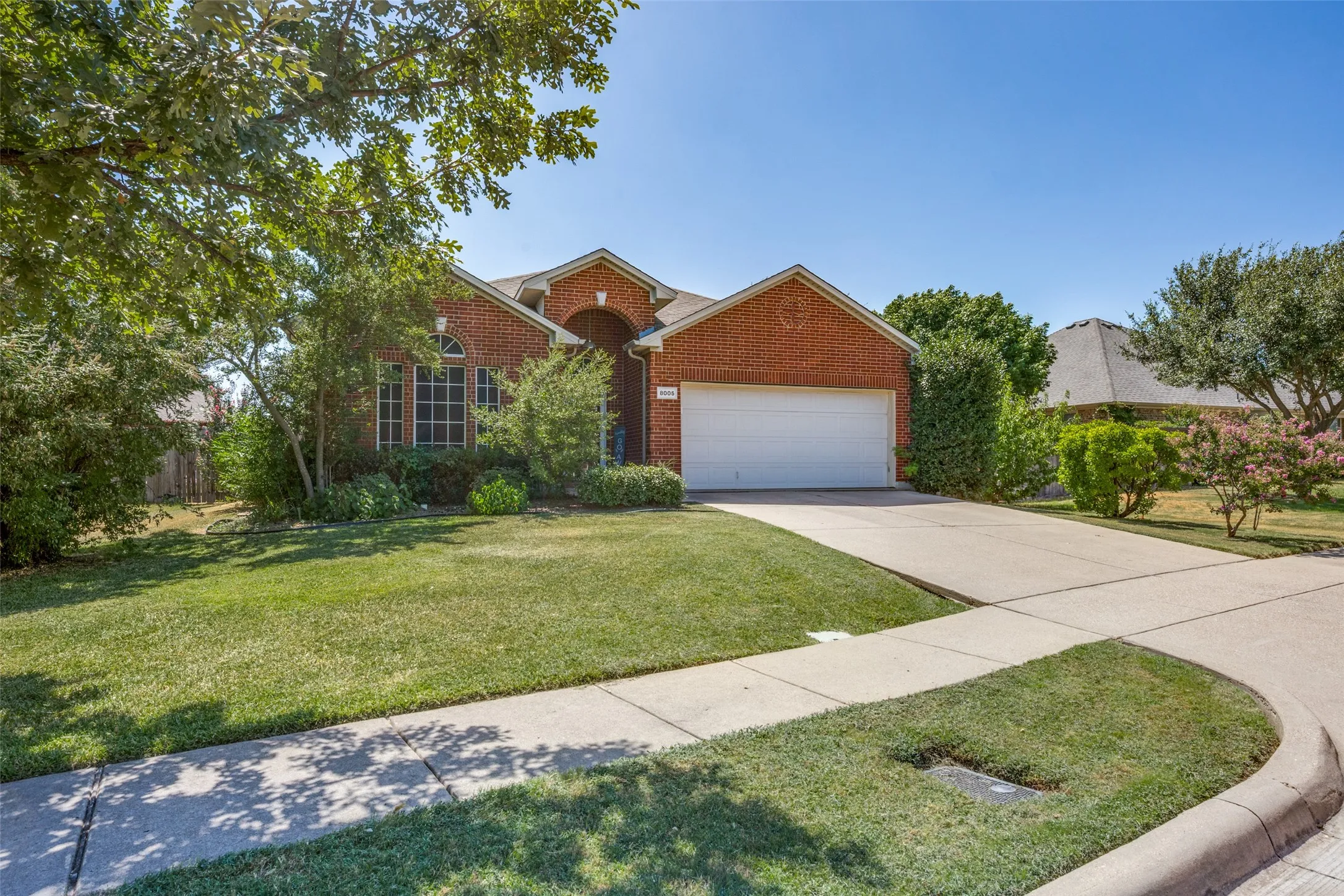 Single Family Residence For Sale in Tarrant County , 8005 Joshua Tree Court, Arlington, Texas 76002, 3 Bedroom, 2 Bathroom, 2 Garage spaces, 1,844 Sqft, built in 2005, mls#21357186, Real Estate Agent in Arlington, Homes For Sale in Tarrant county, Homes For Sale in Arlington, Realtor in Arlington Texas, Real Estate Brokerage Independent Realty Texas, Luminita Cordes Realtor